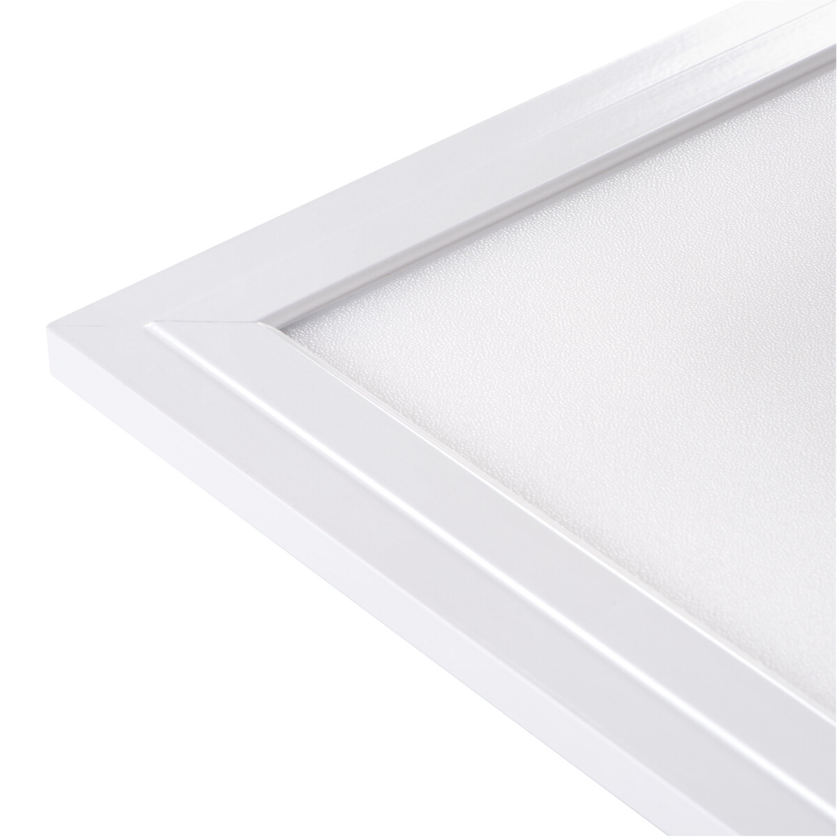 Una vista ravvicinata di un angolo di un apparecchio di illuminazione rettangolare bianco con vetro smerigliato.