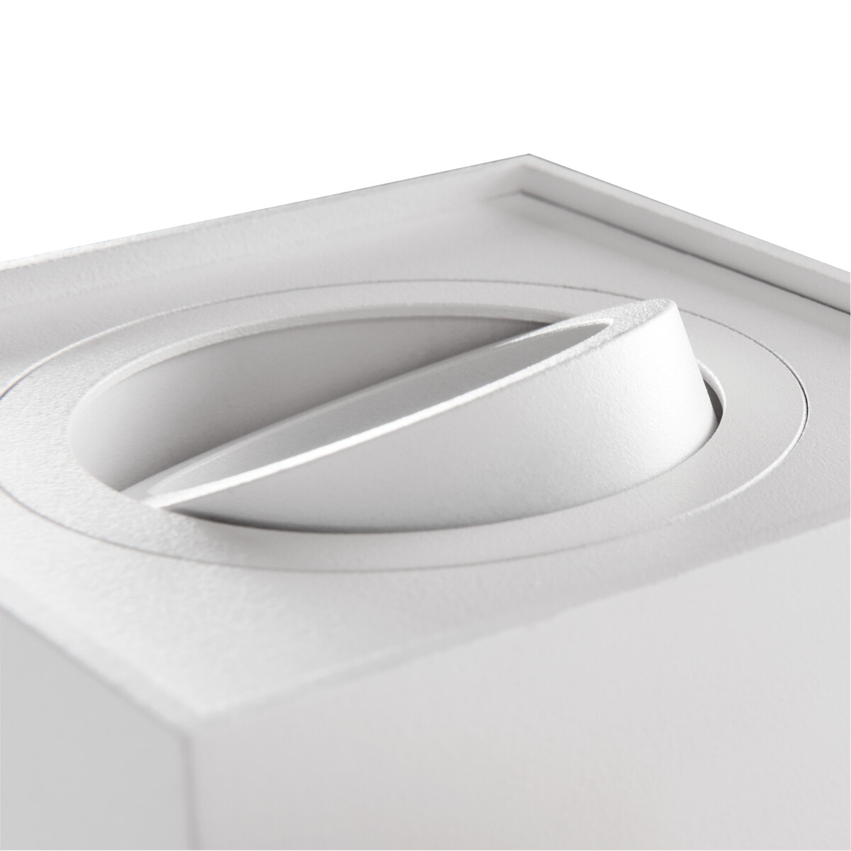 Apparecchio di illuminazione quadrato bianco con un elemento interno bianco, incassato e angolato, con un'apertura visibile.