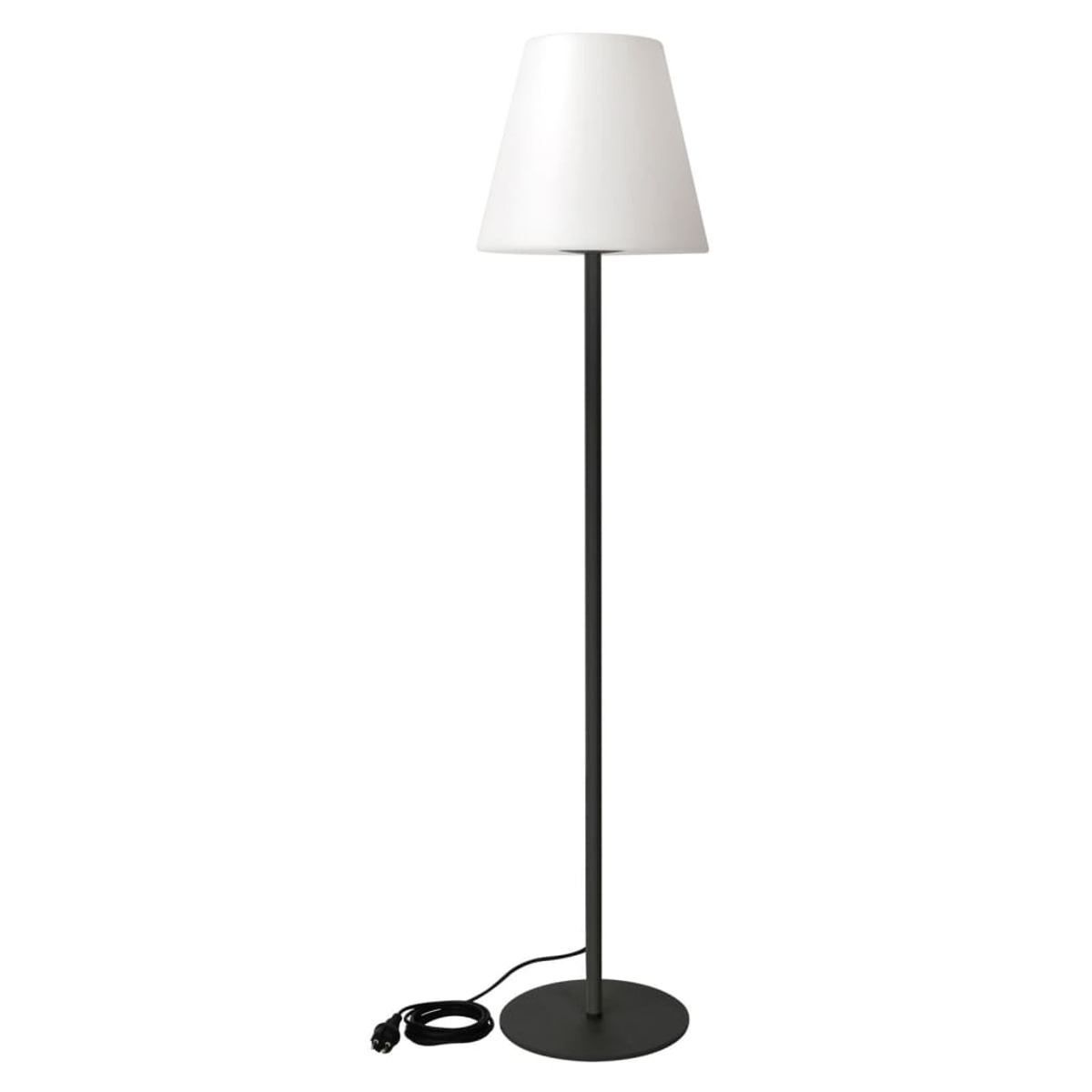 Una lampada da terra alta con paralume bianco e palo e base neri.
