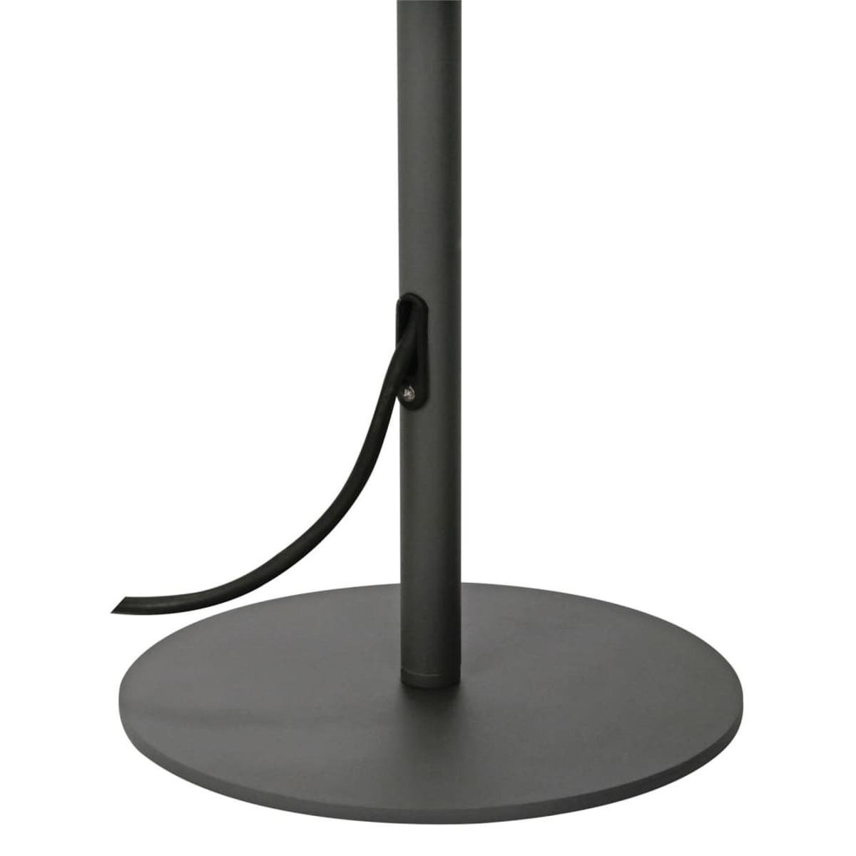 Primo piano della base di una lampada, con cavo nero e base metallica circolare.