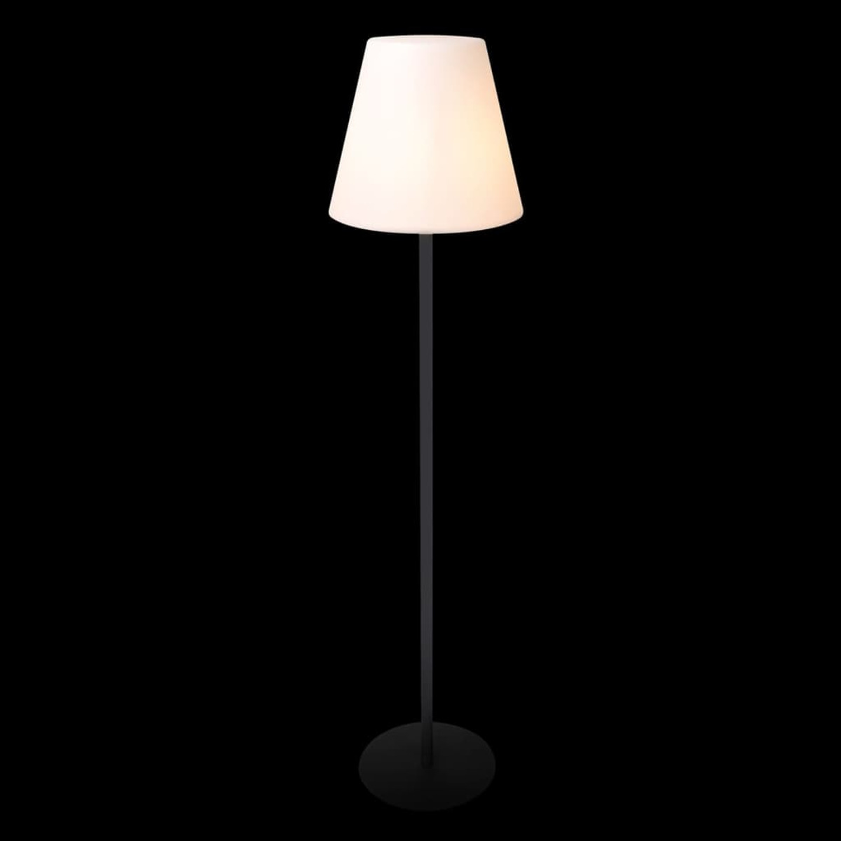 Lampada da terra con paralume bianco e base e stelo neri.