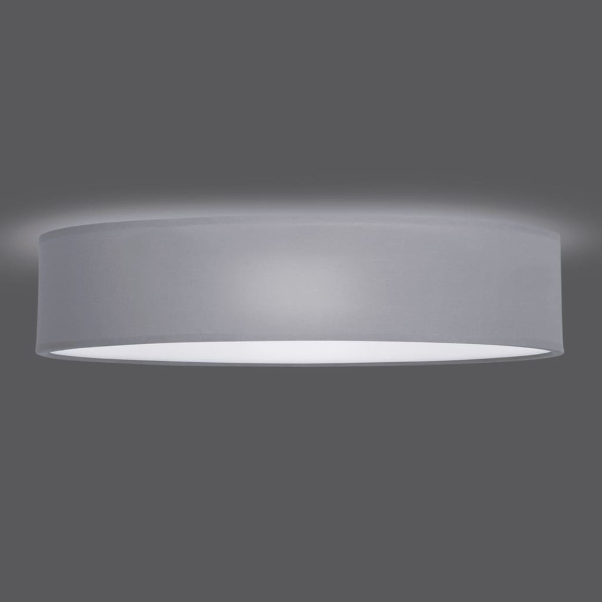 Eine graue, zylindrische Deckenlampe. Sie hat einen breiten, stoffartigen Schirm und ein weißes Inneres.