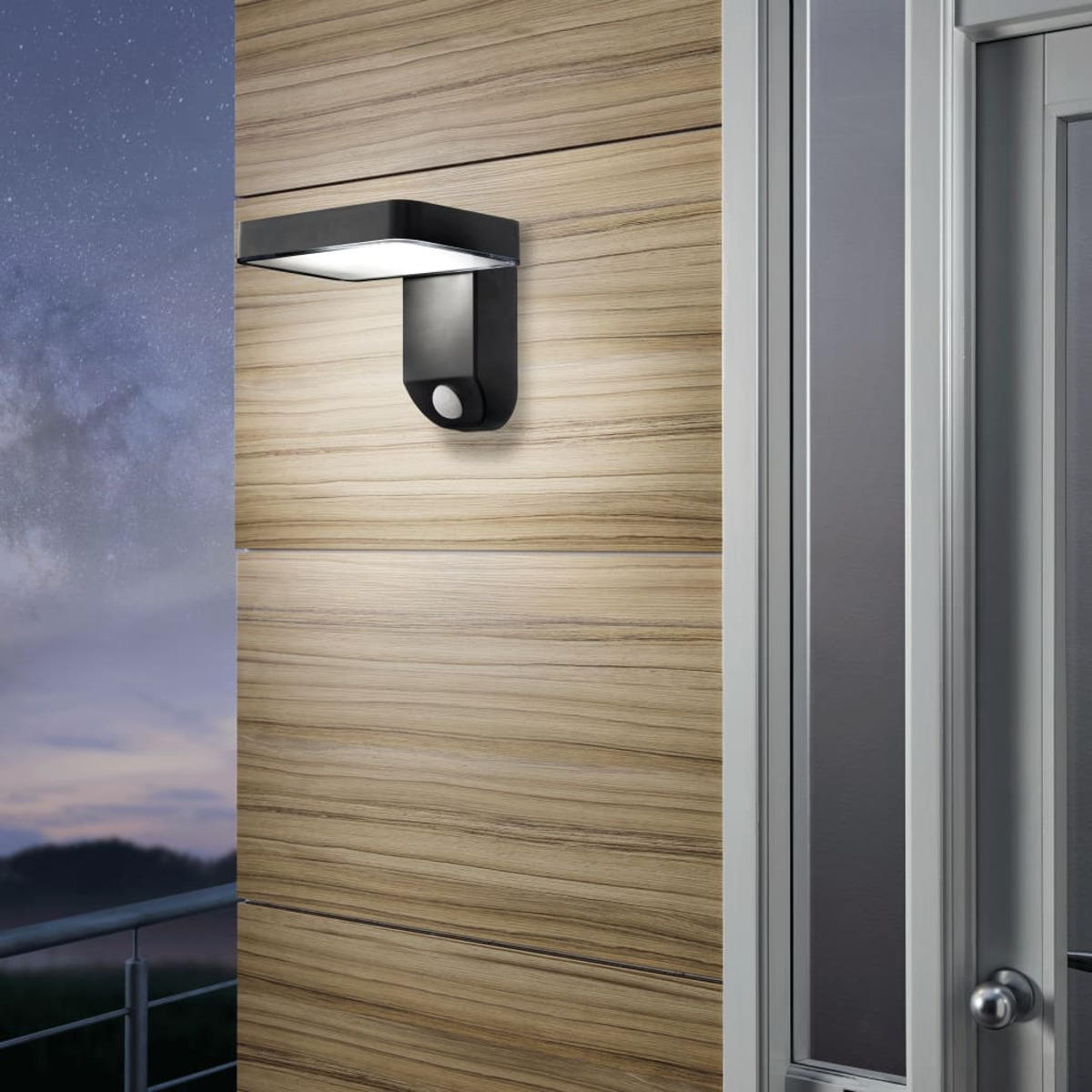 Schwarze Außenlampe an einer Holzwand, mit Tür und Sternenhimmel. Besitzt einen Bewegungssensor.