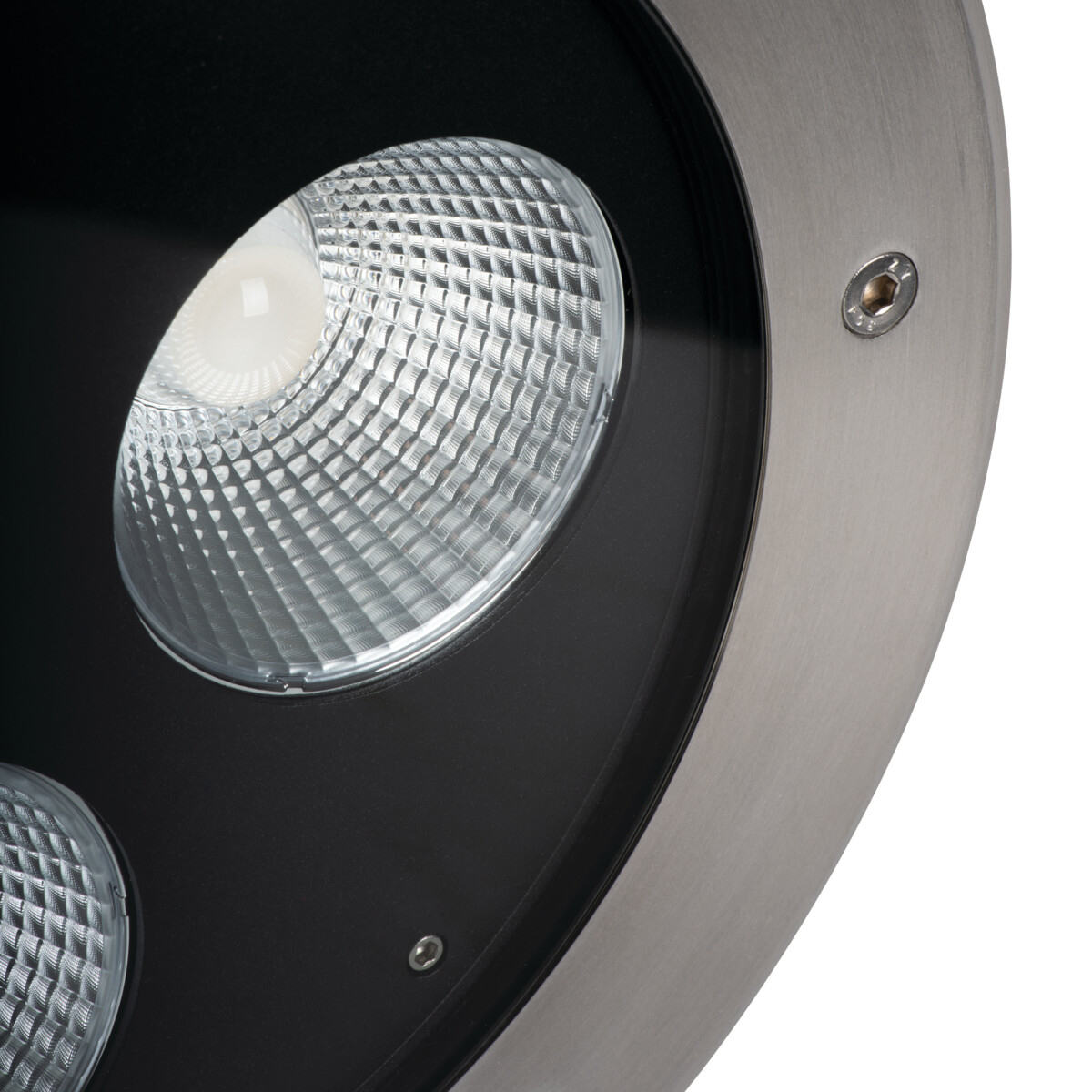 Nahaufnahme einer eingelassenen LED-Leuchte mit Metallblende.