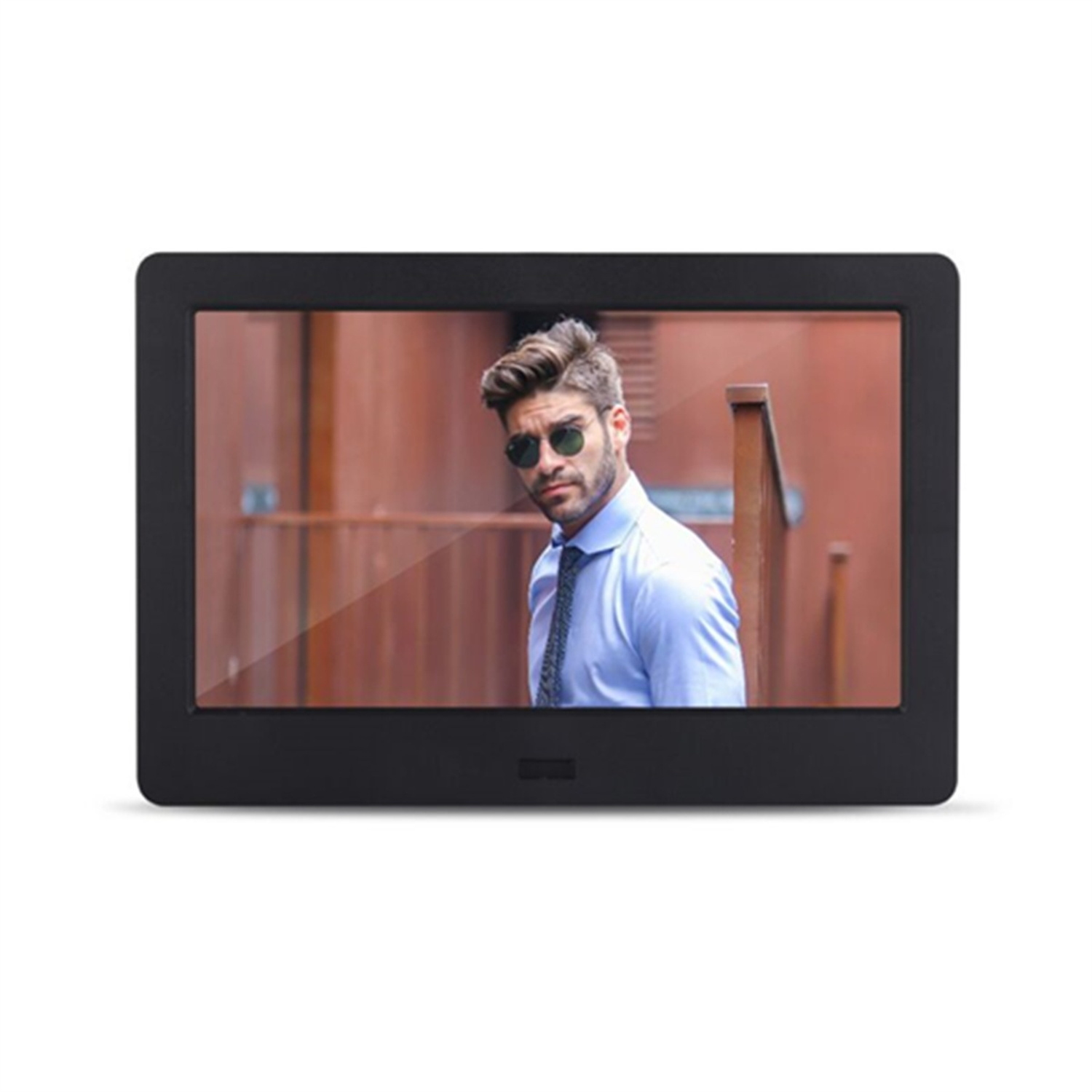 Ein schwarzer digitaler Bilderrahmen mit einem Mann mit Sonnenbrille und blauem Hemd.