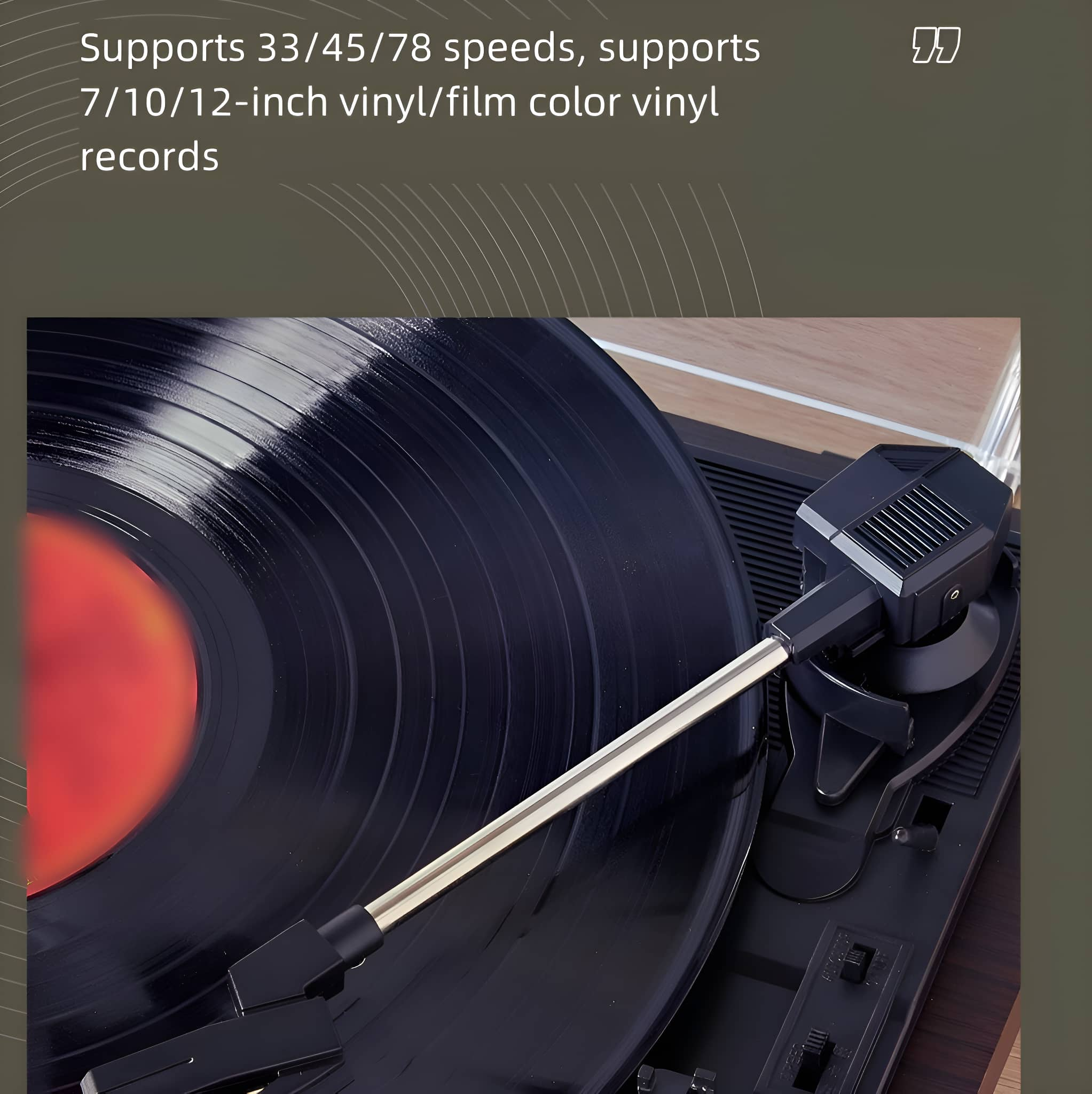 Vinylplatte, die auf einem schwarzen Plattenspieler abgespielt wird. Die Platte ist schwarz mit rotem Label.