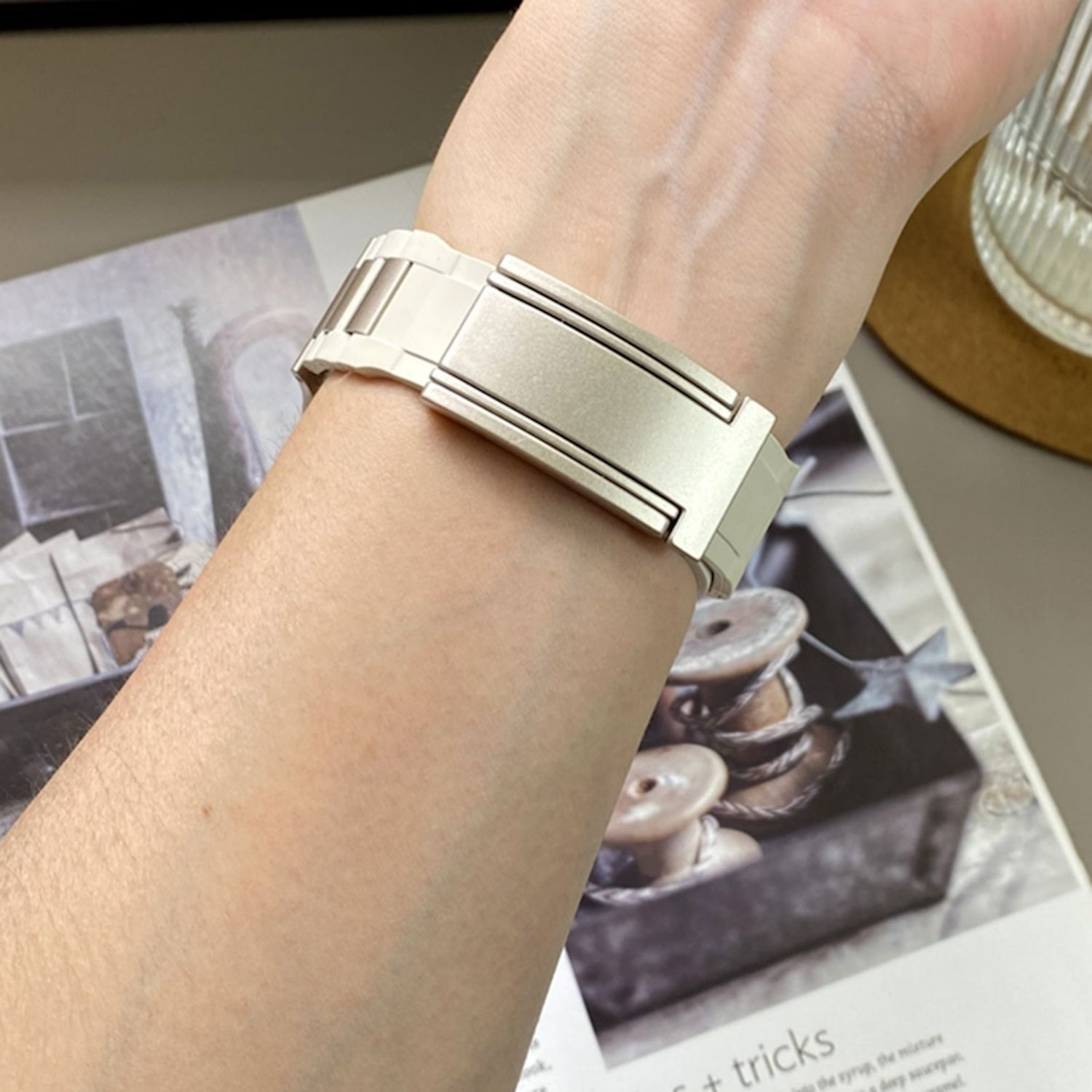 Handgelenk mit silbernem Armband, das Design und Details des Bandes zeigt.