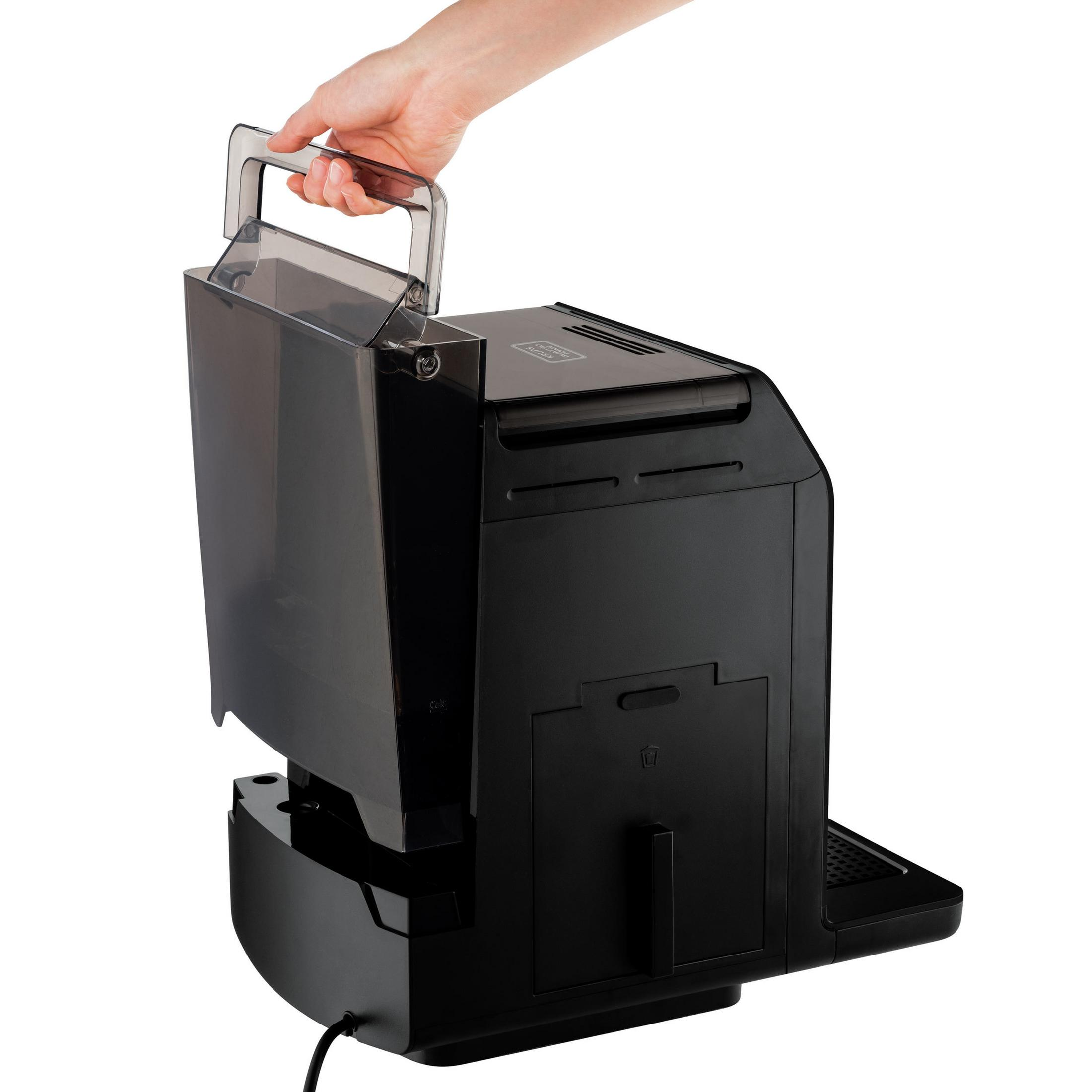 Czarny ekspres do kawy z ręką podnoszącą zbiornik na wodę.