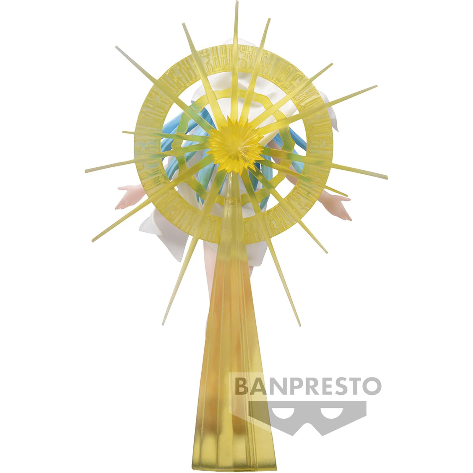 Figura de anime con halo amarillo y vestido fluido, sobre un soporte amarillo.