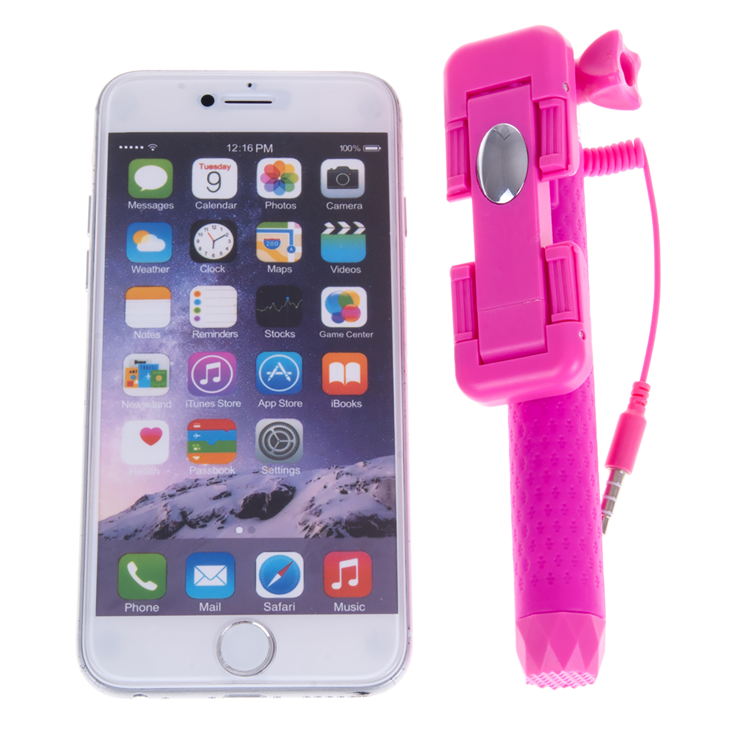 Un smartphone blanco y un palo selfie rosa se colocan sobre un fondo blanco.