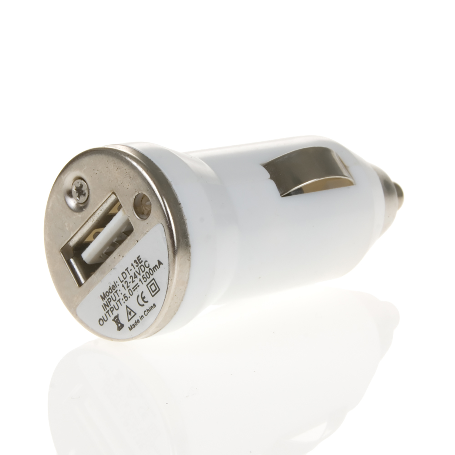 Caricabatterie per auto bianco con porta USB. Il caricabatterie è collegato. Sfondo bianco.