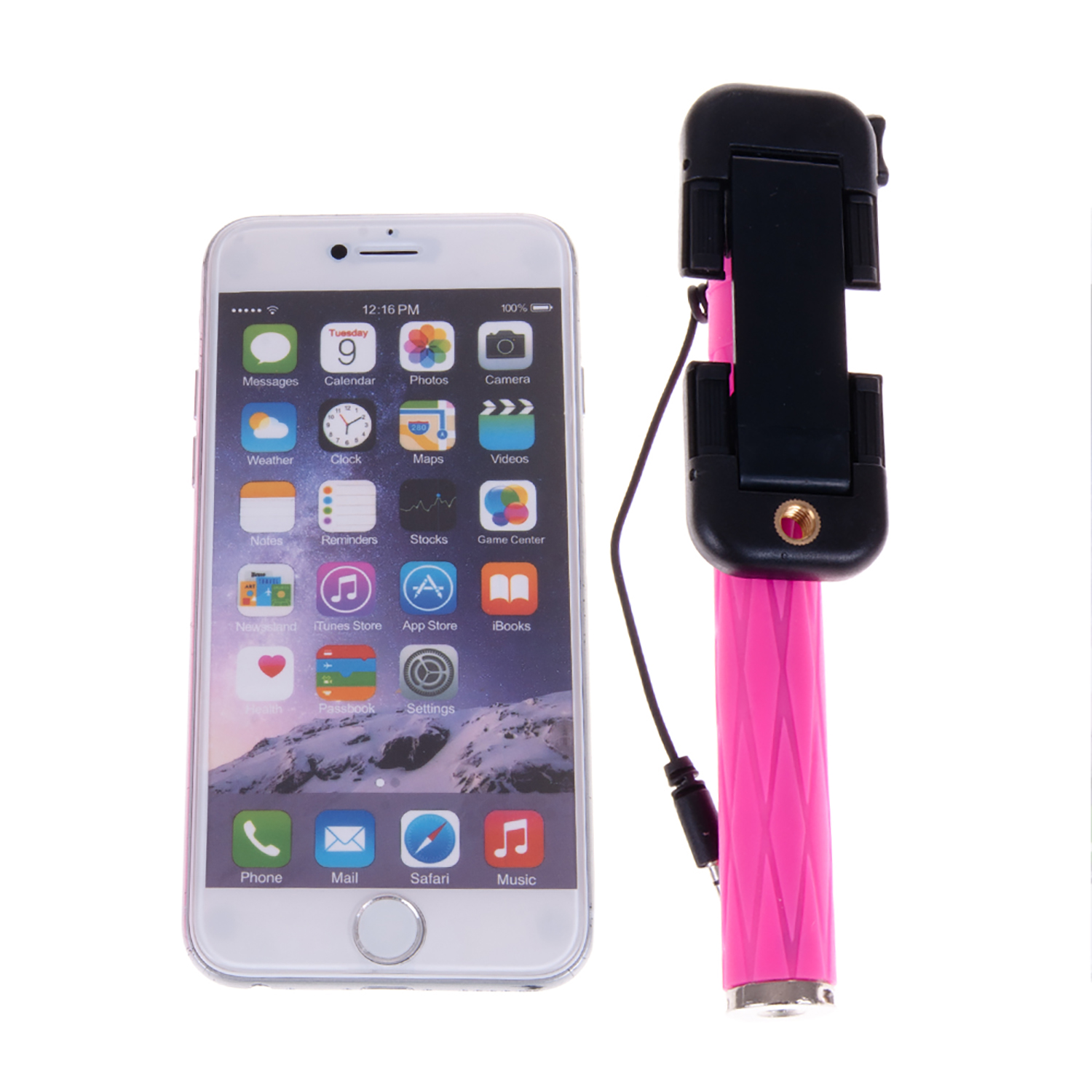 Smartphone bianco con bastone per selfie rosa. Il telefono mostra le icone delle app. Manico rosa e nero.