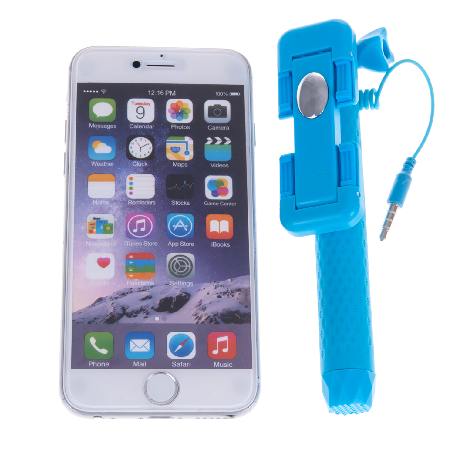 Un iPhone blanco con apps y un palo selfie azul sobre una superficie blanca.
