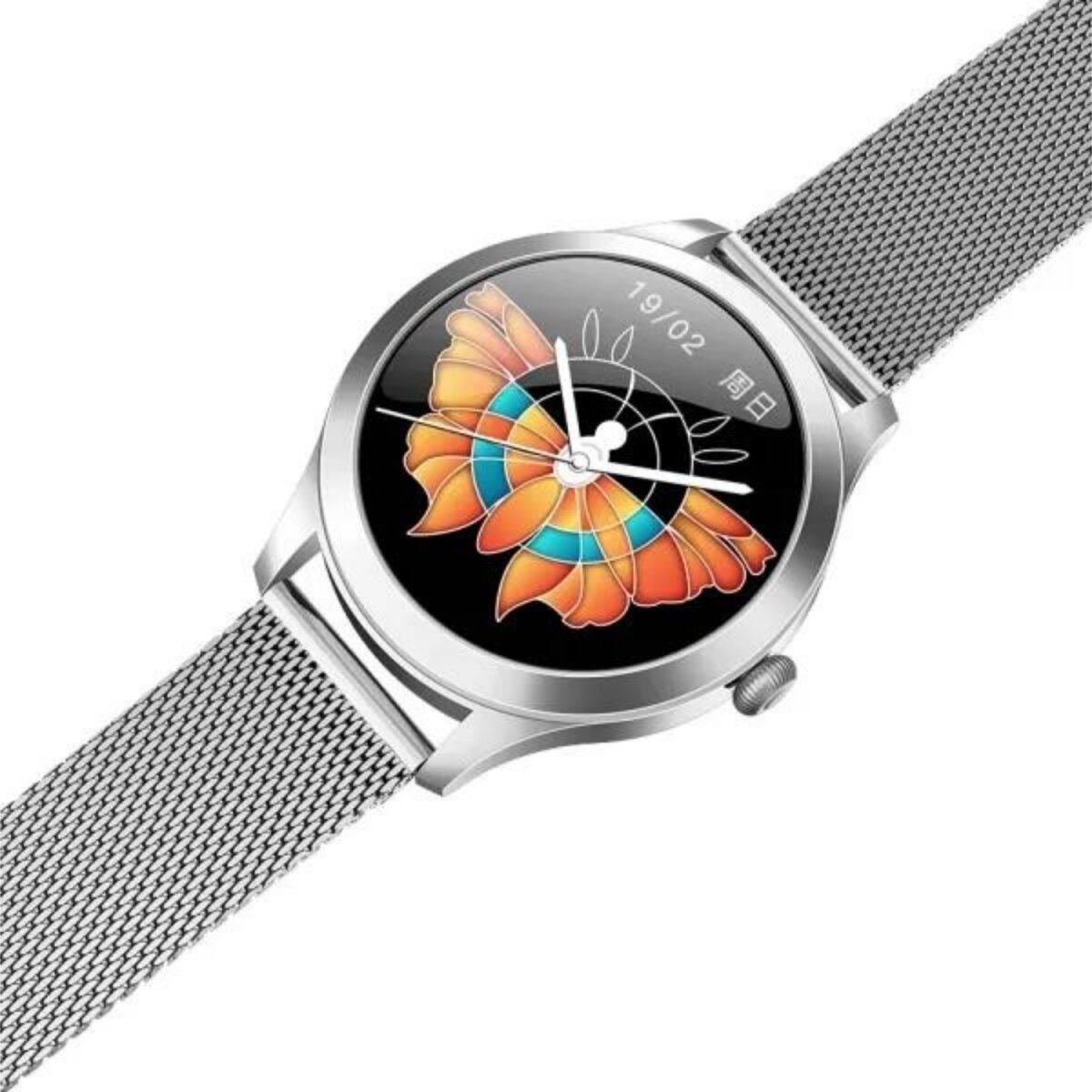 Srebrny smartwatch z motywowym ekranem, wyświetlany na białym tle.