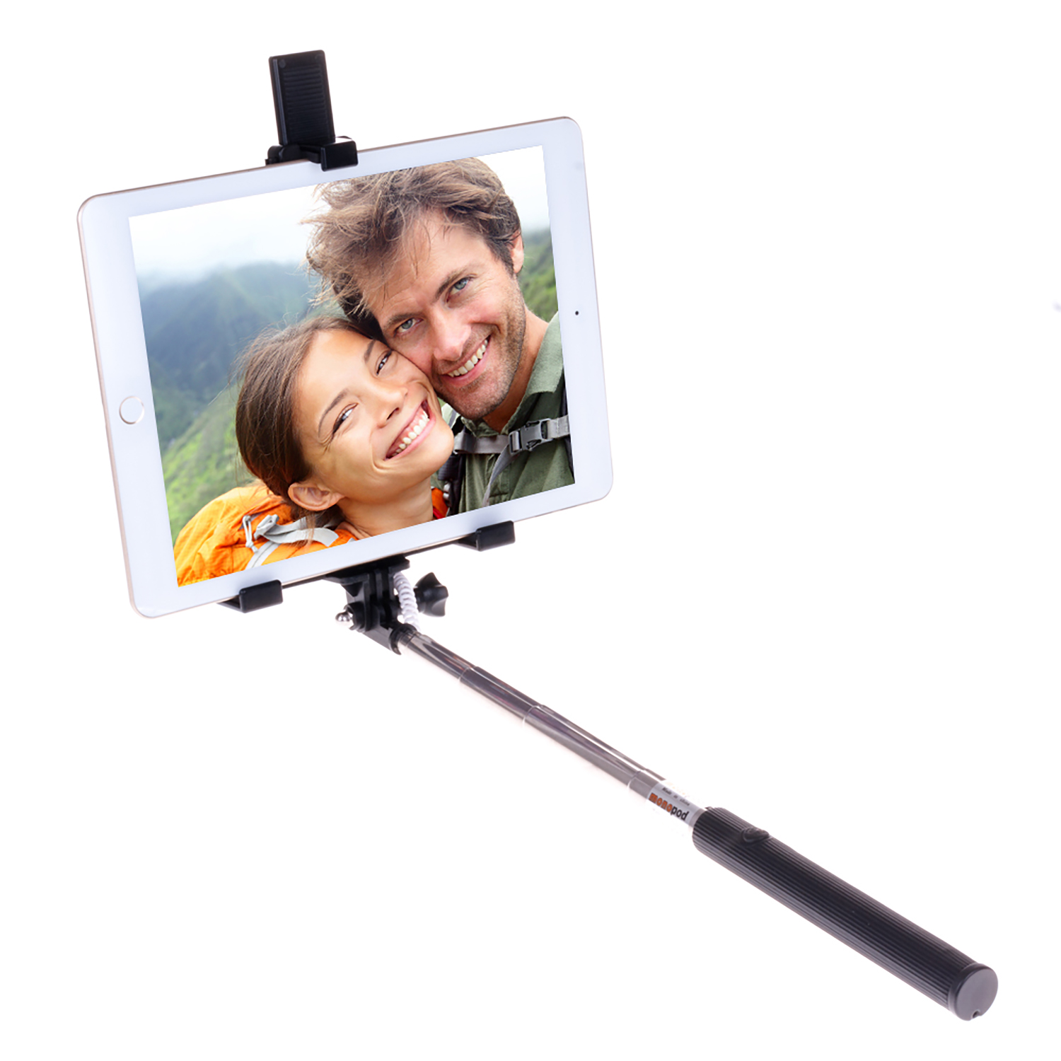 Un tablet collegato a un selfie stick, che mostra una foto di una coppia sorridente. Sfondo bianco.