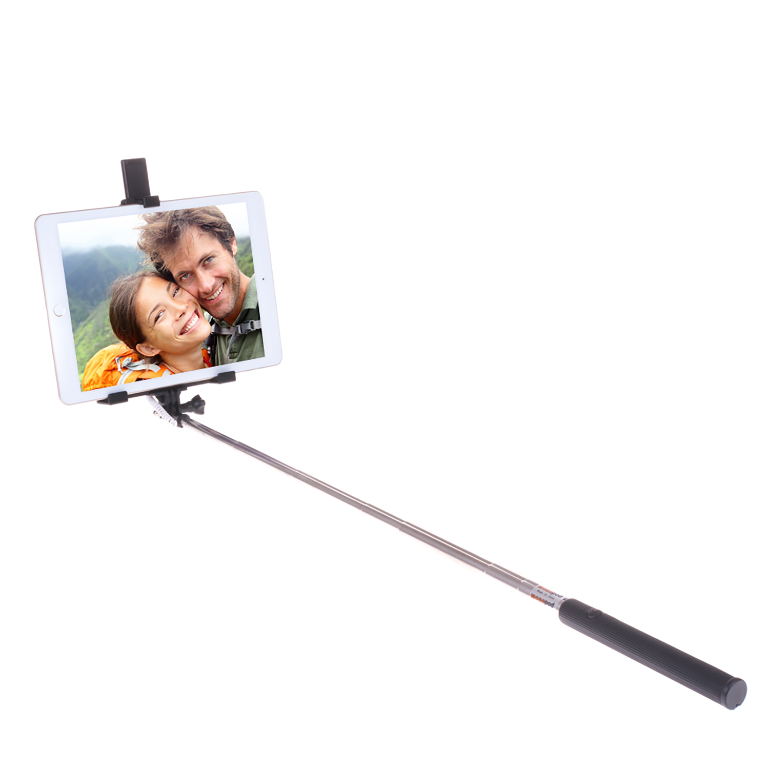 Un bastone per selfie che tiene un tablet con la foto di una coppia sullo schermo. Sfondo bianco.