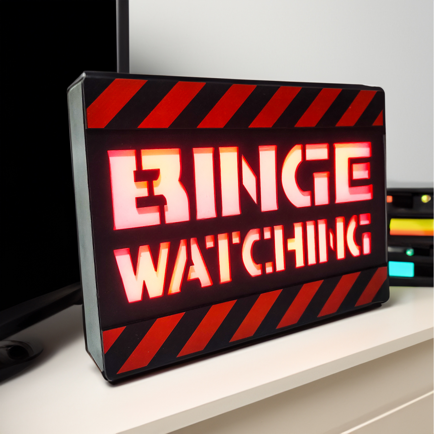 Cartello luminoso: 'BINGE WATCHING' in rosso su strisce nere e rosse.