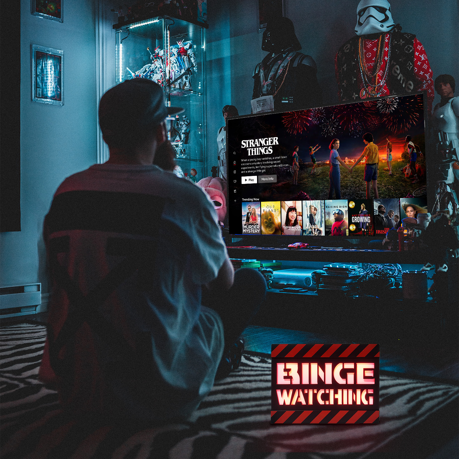 Persona che guarda Stranger Things in TV, con una luce 'Binge Watching'.