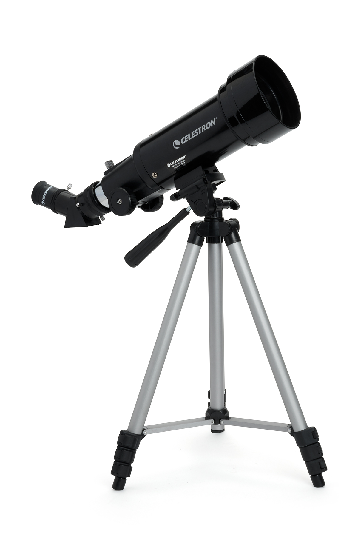 Schwarzes Celestron-Teleskop auf einem silbernen Stativ. Der Hintergrund ist weiß.