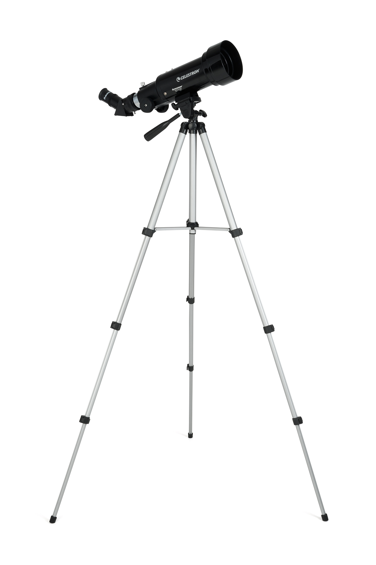 Ein schwarzes Teleskop auf einem silbernen Stativ, vor weißem Hintergrund, leicht angewinkelt.