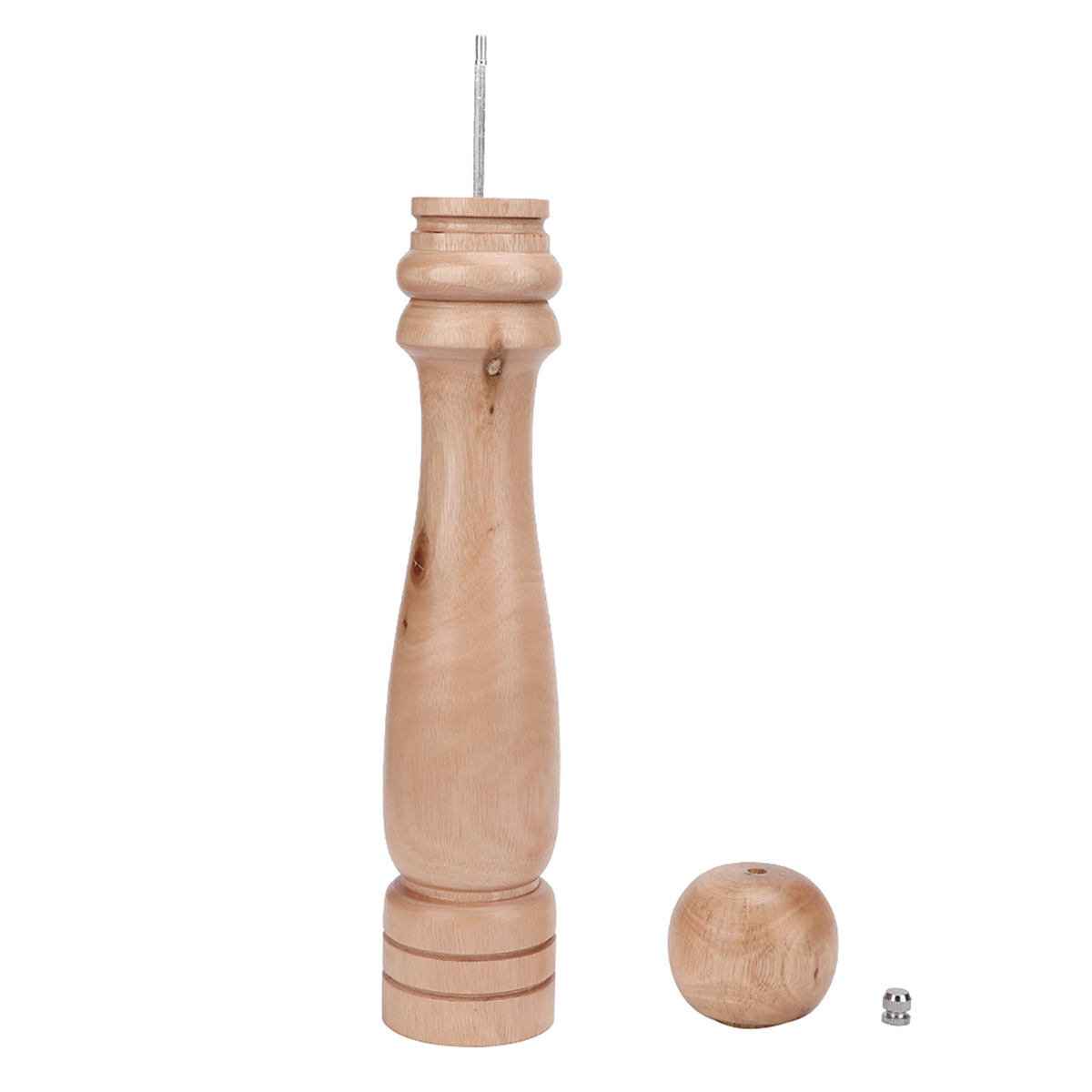 Eine hölzerne Pfeffermühle mit einer Holzkugel daneben. Eine Stahlstange ist ebenfalls sichtbar.