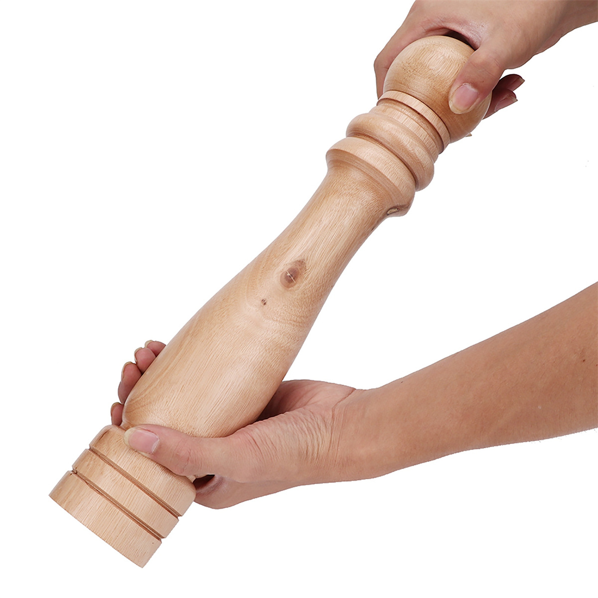 Hände halten eine hölzerne Pfeffermühle. Die Mühle ist zylindrisch und hat eine Holzstruktur.
