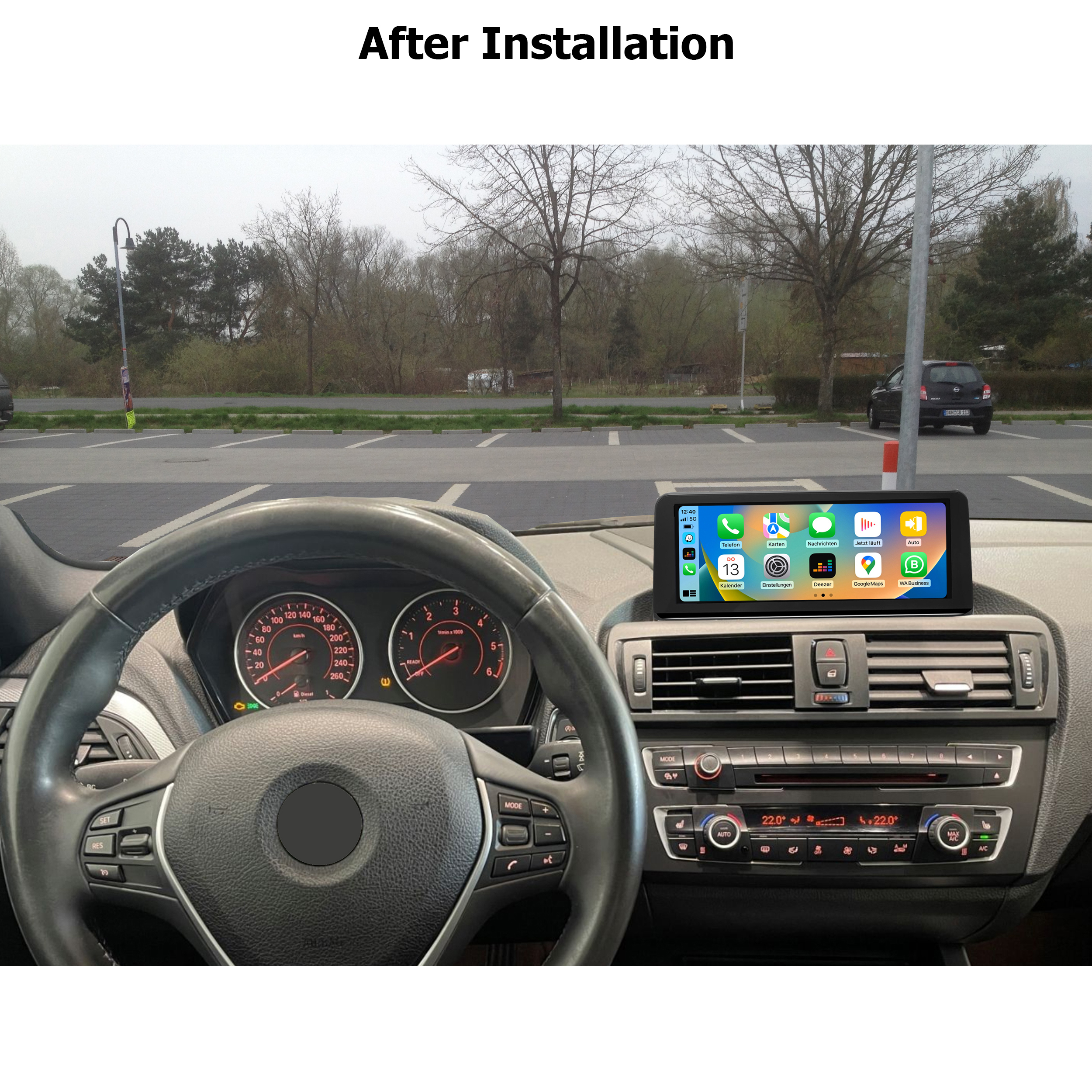 Nach der Installation, Armaturenbrett des Autos mit Bildschirm, der Apps zeigt. Bäume und Himmel durch die Windschutzscheibe sichtbar.