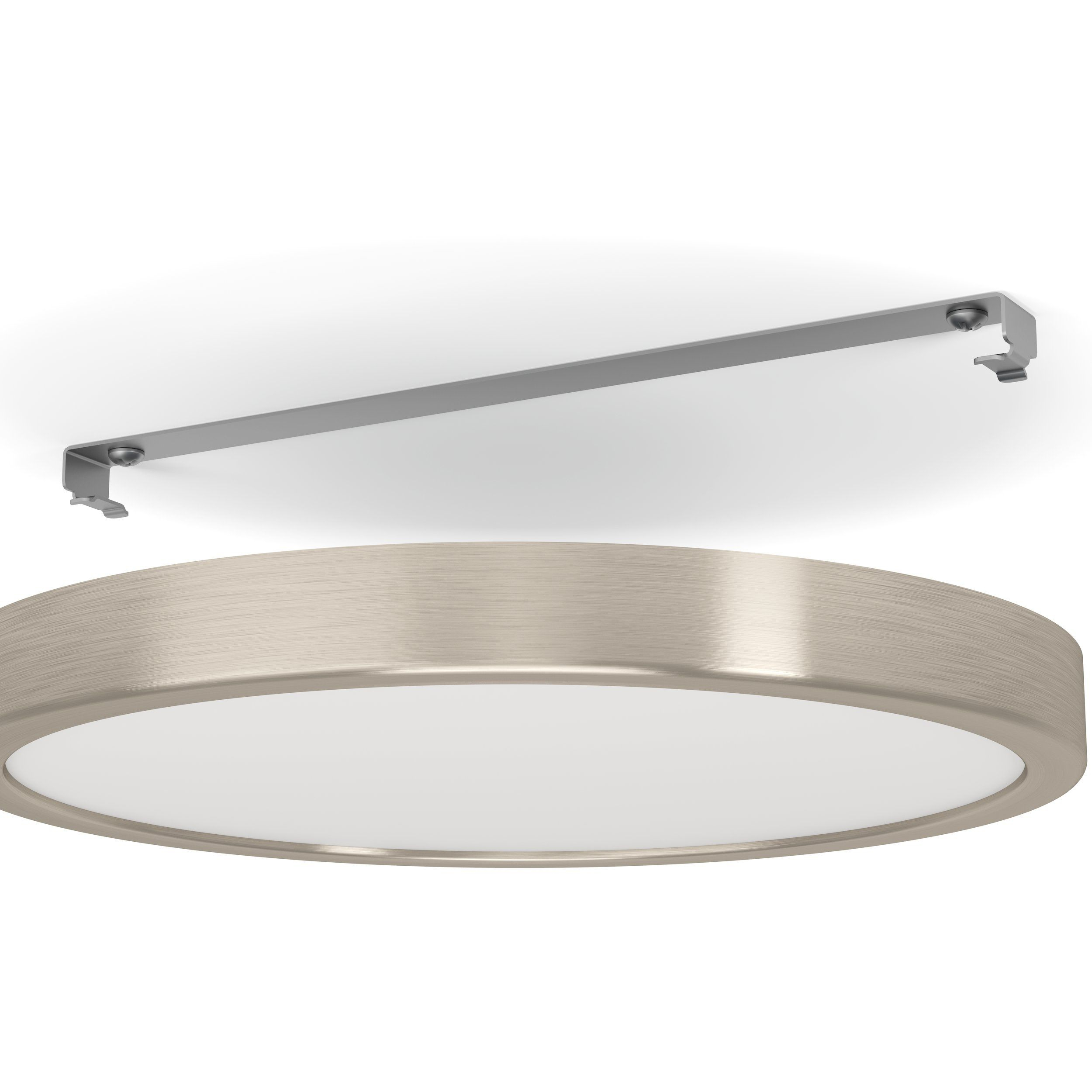 Deckenleuchte mit silberner Halterung und runder Lampe.