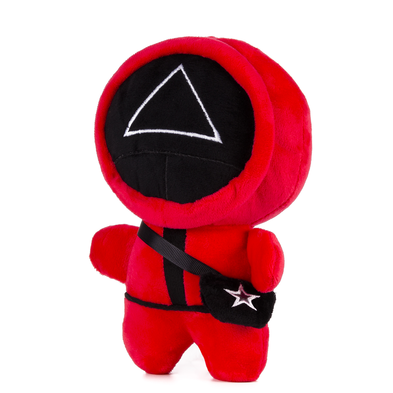 Un peluche del personaggio di Squid Game con un triangolo sulla testa, che indossa un abito rosso, su sfondo bianco.