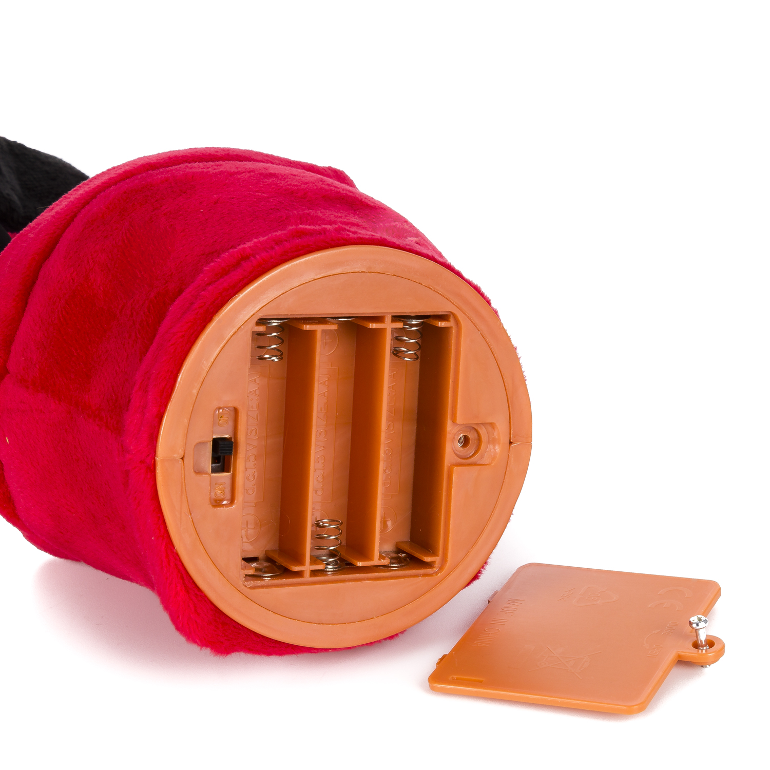 Il vano batterie di un peluche rosso è aperto, rivelando gli alloggiamenti delle batterie.
