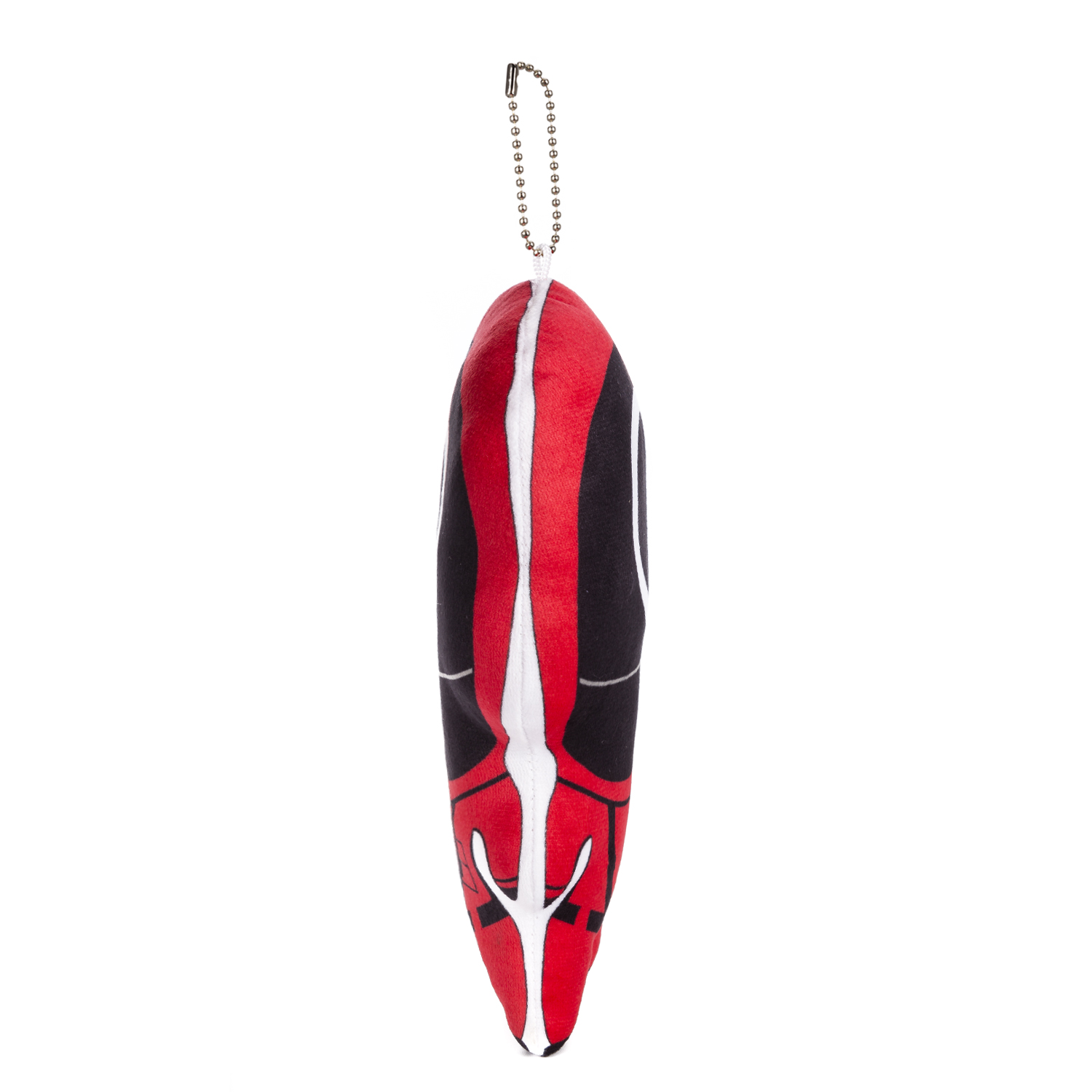 Un peluche rosso, bianco e nero con una catena, appeso su sfondo bianco.
