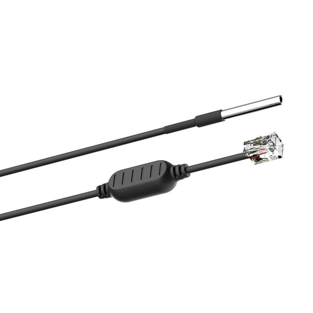 Czarny kabel ze srebrną sondą i złączem. Białe tło.