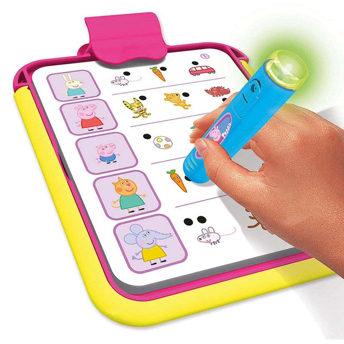 Ein Kinderspielzeug mit Peppa Wutz Figuren, einem Stift und einer Hand, die auf eine Karotte zeigt.