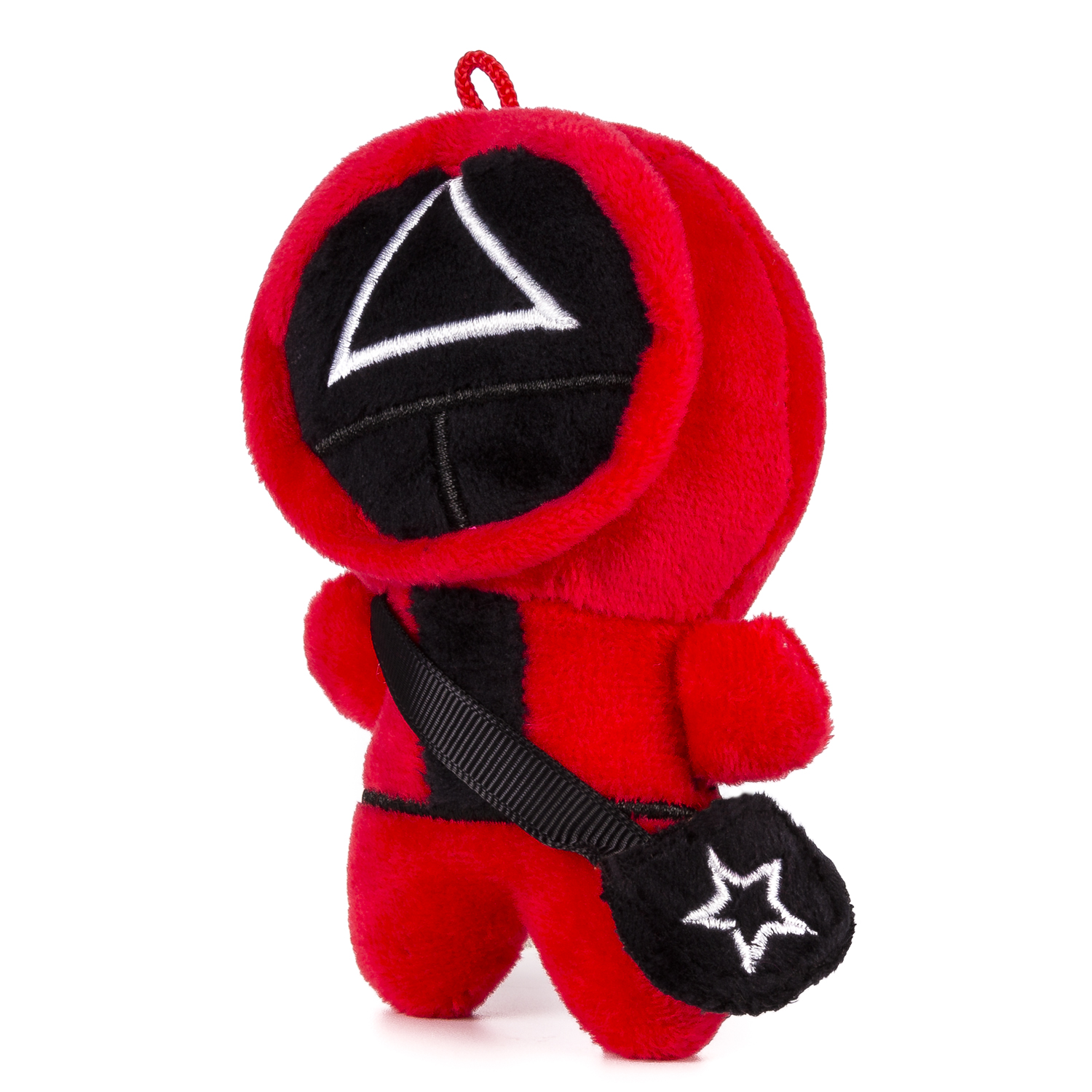 Un peluche rosso a forma di un personaggio di Squid Game, con una borsa nera.