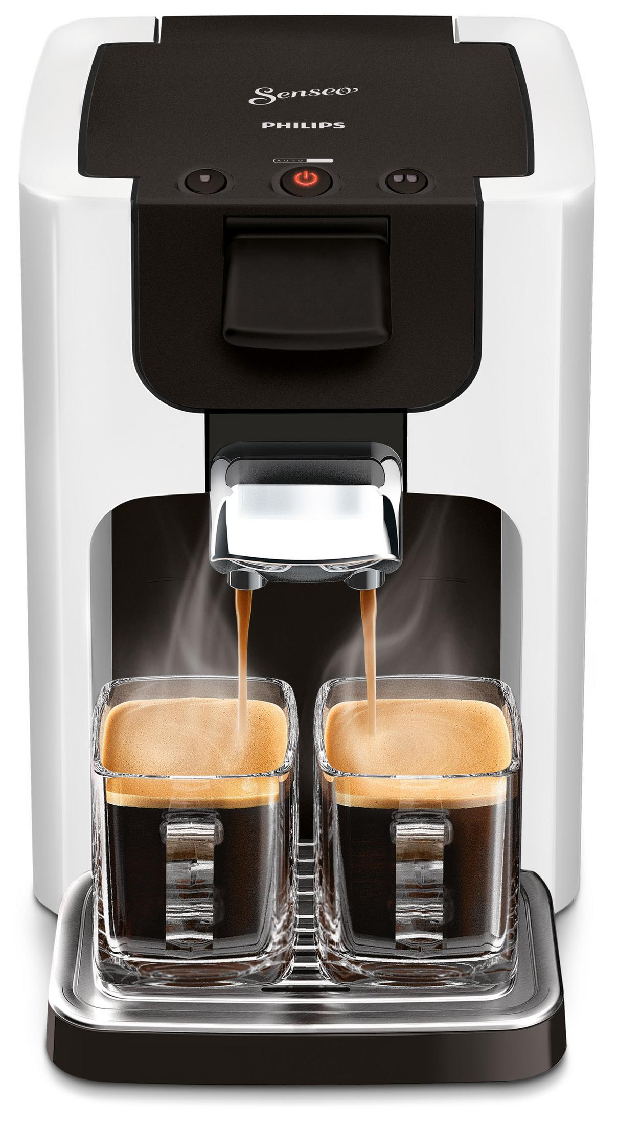 Una cafetera blanca y negra con espresso vertiéndose en dos tazas de vidrio.