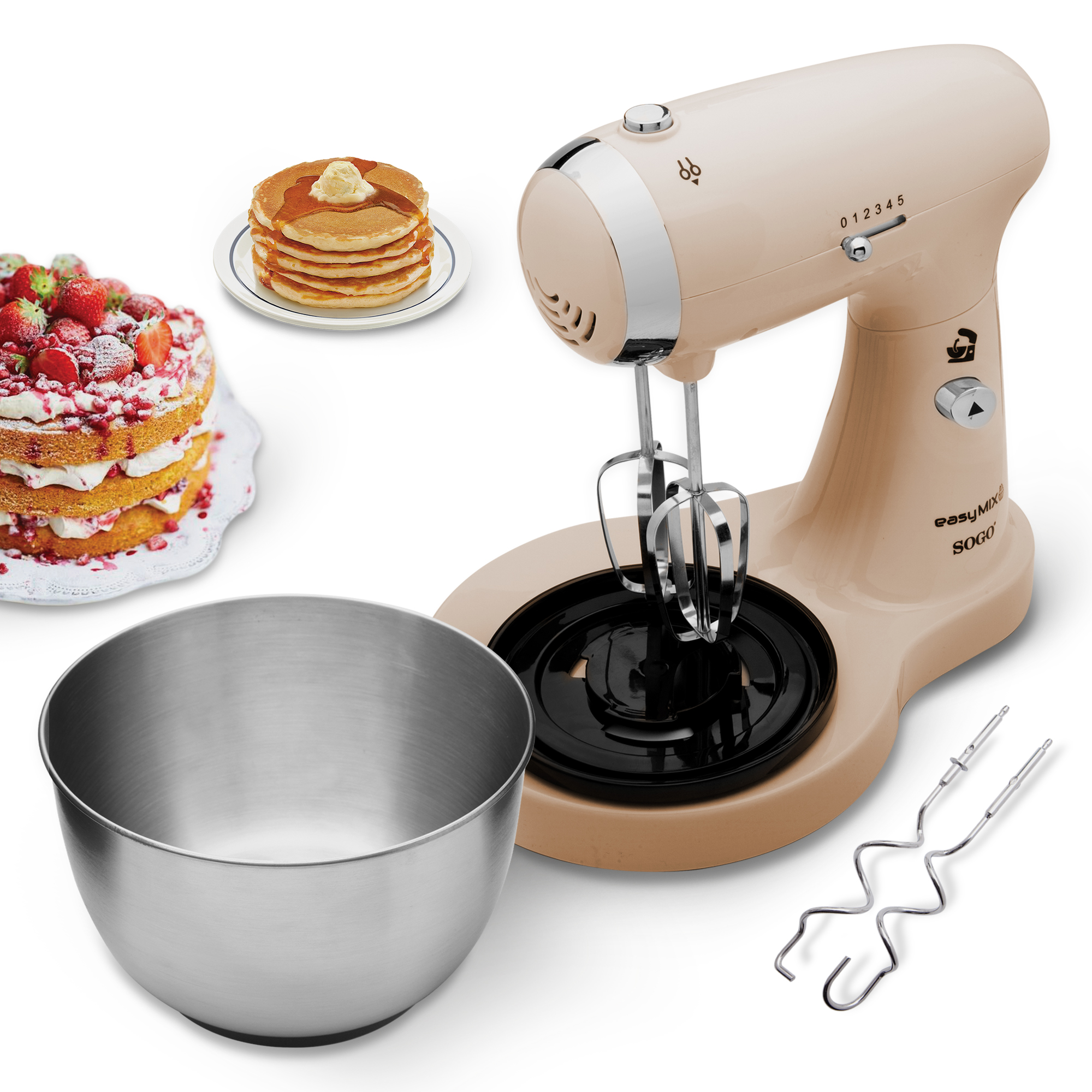 Una batidora de pie beige con un cuenco, pastel, tortitas y cabezales adicionales.