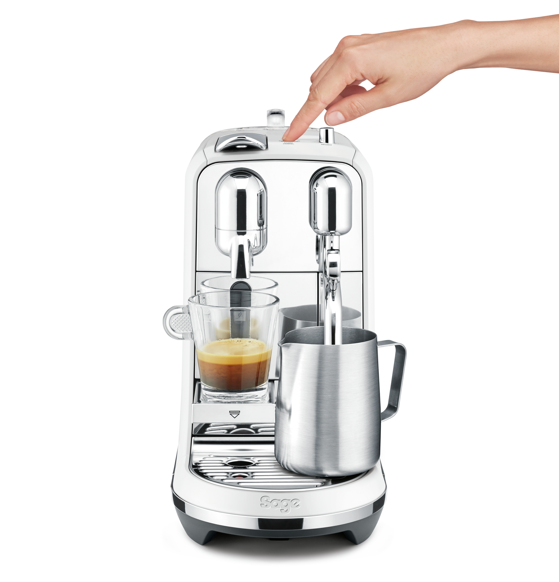 Espressomaschine mit einer Hand, die einen Knopf drückt. Eine Tasse und ein Krug sind vorhanden.