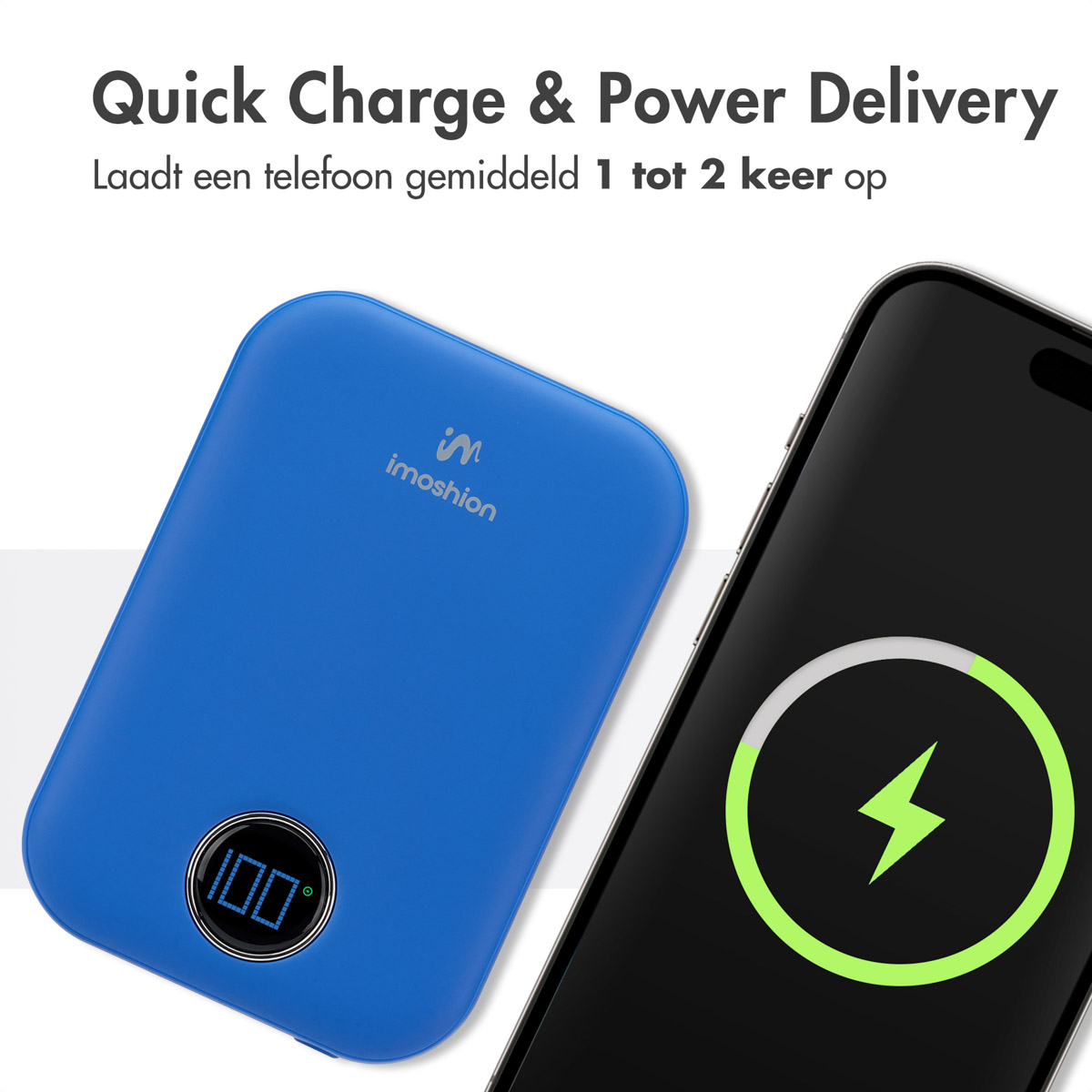 Blaue Powerbank mit 100% Ladung, neben einem ladenden Telefon.