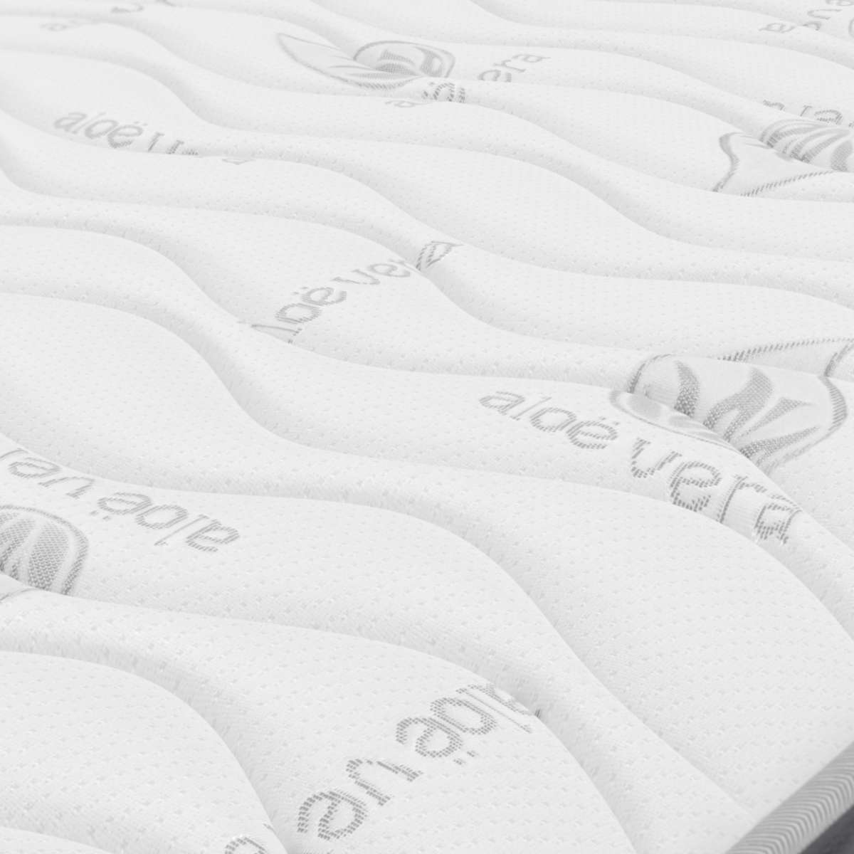 Primer plano de un colchón blanco con diseño de aloe vera. La superficie tiene un diseño ondulado.