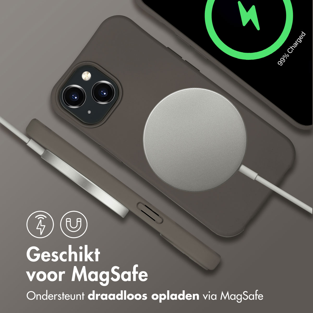 Ein Telefon auf einem kabellosen Ladegerät, eine Hülle und ein MagSafe-Ladegerät; 99% geladen.