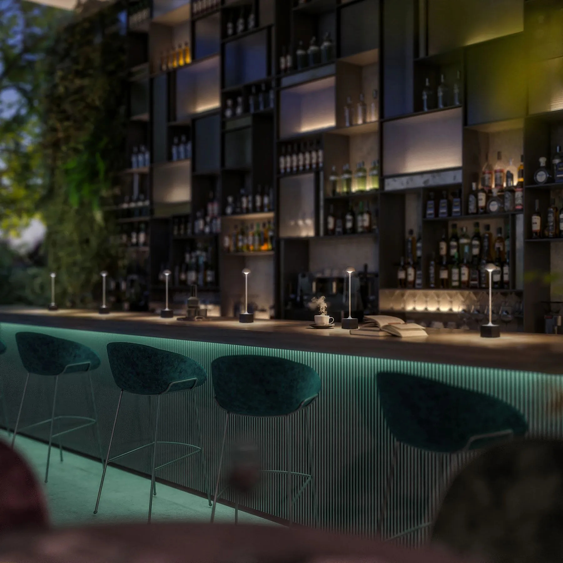 Scena z barem, krzesłami barowymi i światłami. W tle butelki na półkach.