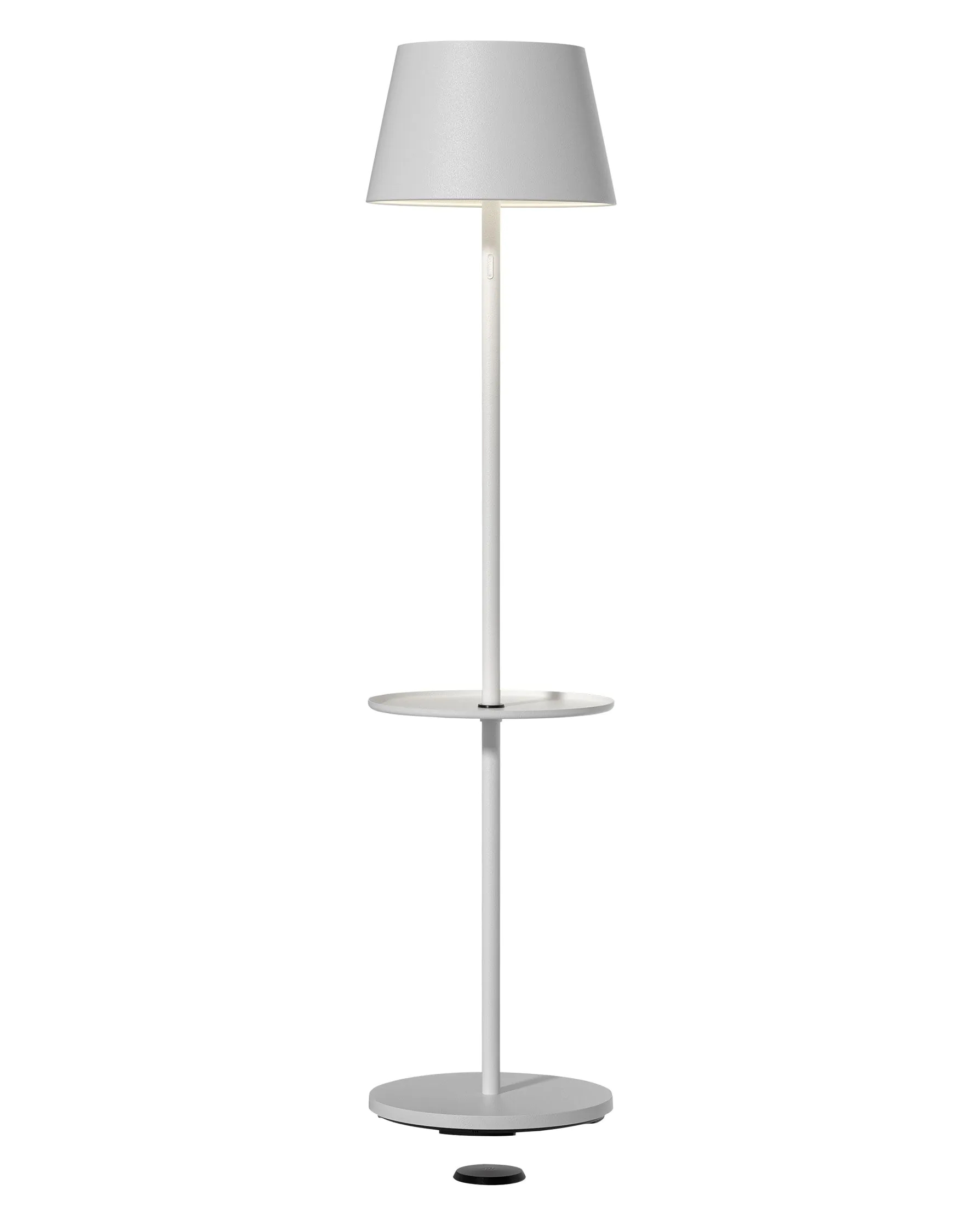 Lampada da terra bianca alta con paralume bianco e tavolino al centro.