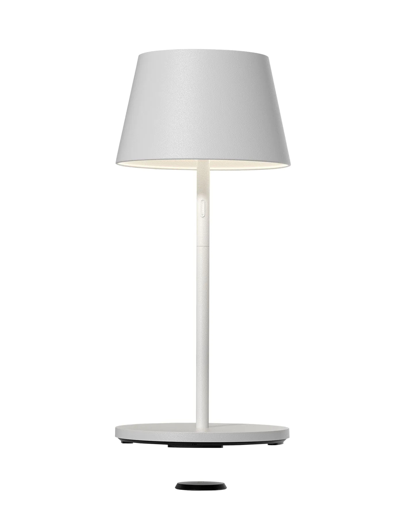 Una lampada da tavolo bianca con paralume. Ha una base cilindrica e un paralume a forma di cono.