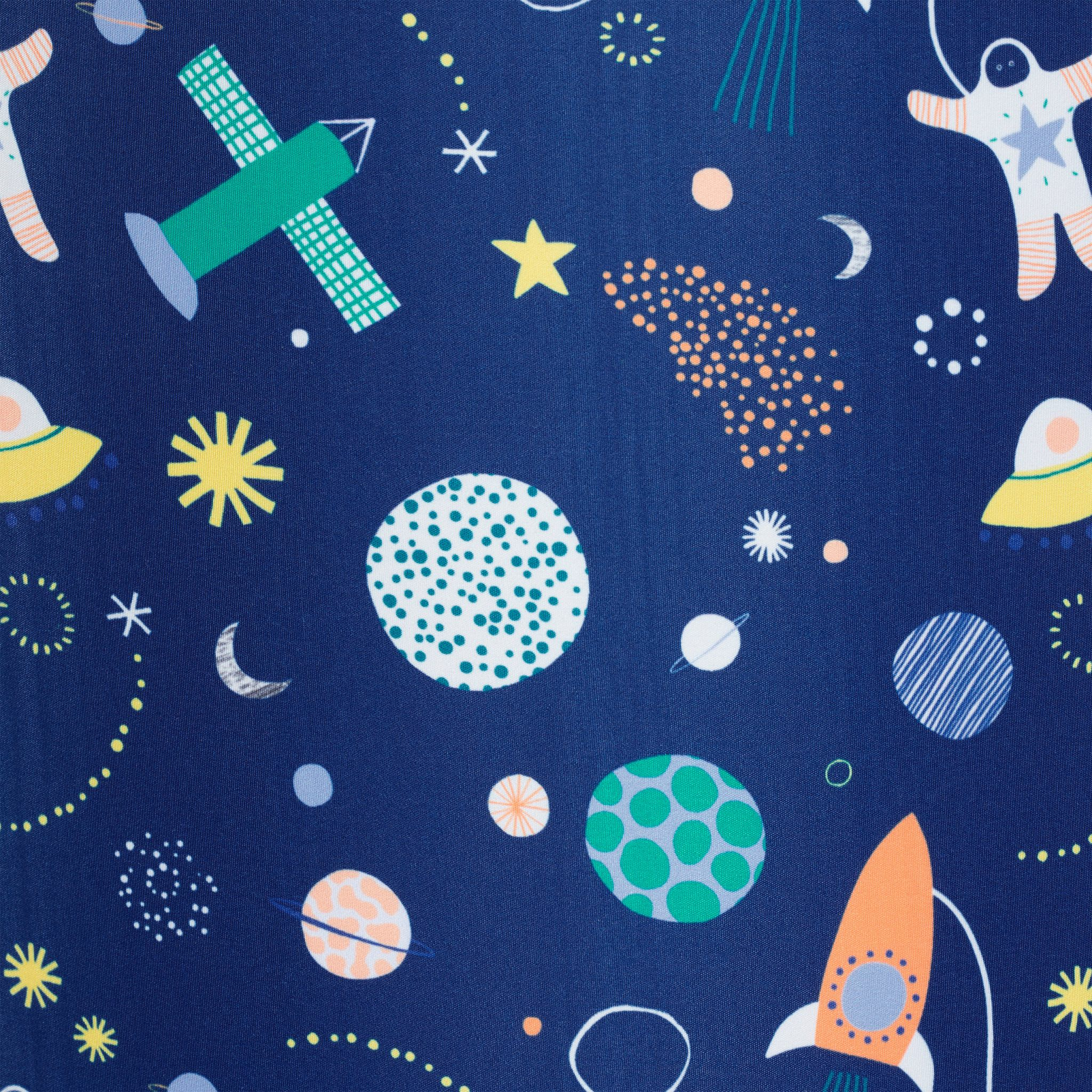 Weltraum-Muster: Planeten, Rakete, Astronaut, Sterne und Satellit auf dunkelblauem Hintergrund.