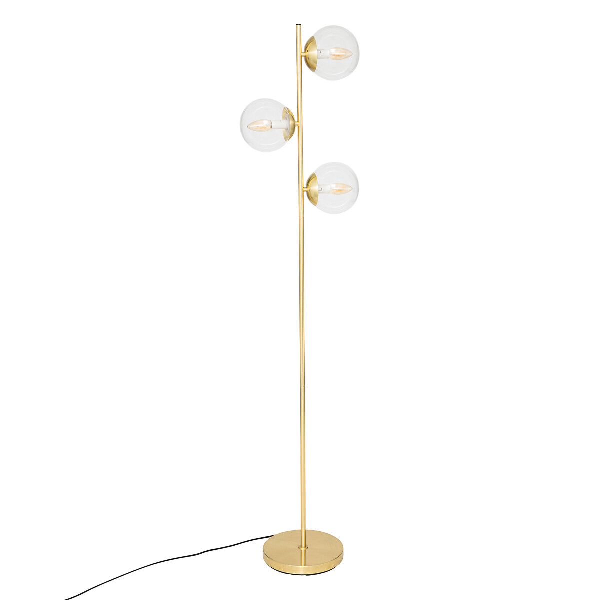 Lampada da terra dorata con tre luci a globo trasparenti, su una superficie bianca, con cavo di alimentazione nero.