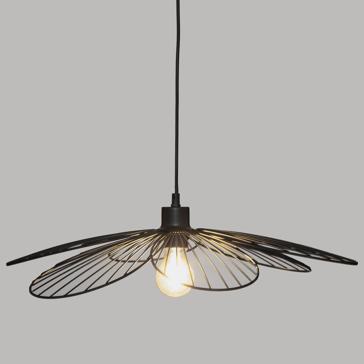Una lampada a sospensione nera a forma di fiore con una lampadina visibile.