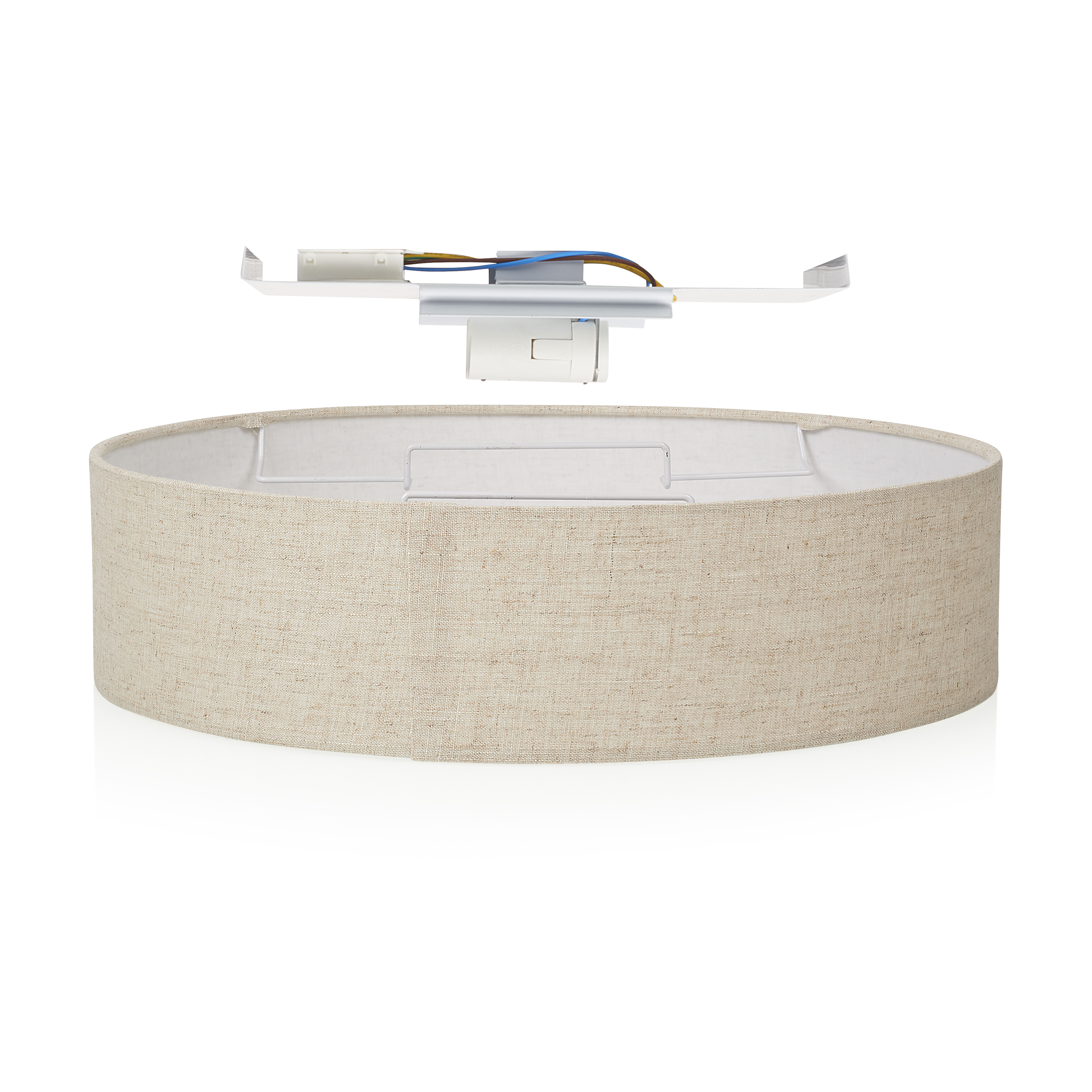 Paralume beige con attacco luce staccato. Sfondo bianco. Fili e hardware di montaggio visibili.