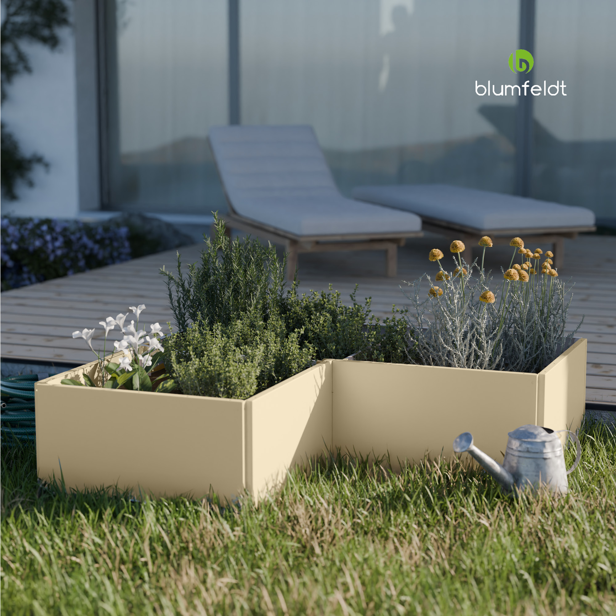 Beiger L-förmiger Pflanzkübel mit Pflanzen und einer Gießkanne auf grünem Gras.