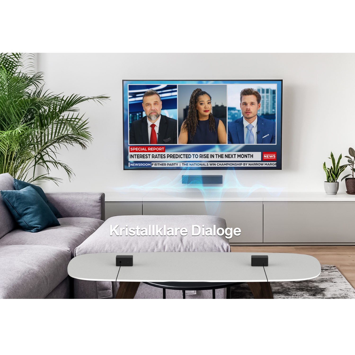 Salon z telewizorem pokazującym wiadomości, dwoma głośnikami na stole i sofą.