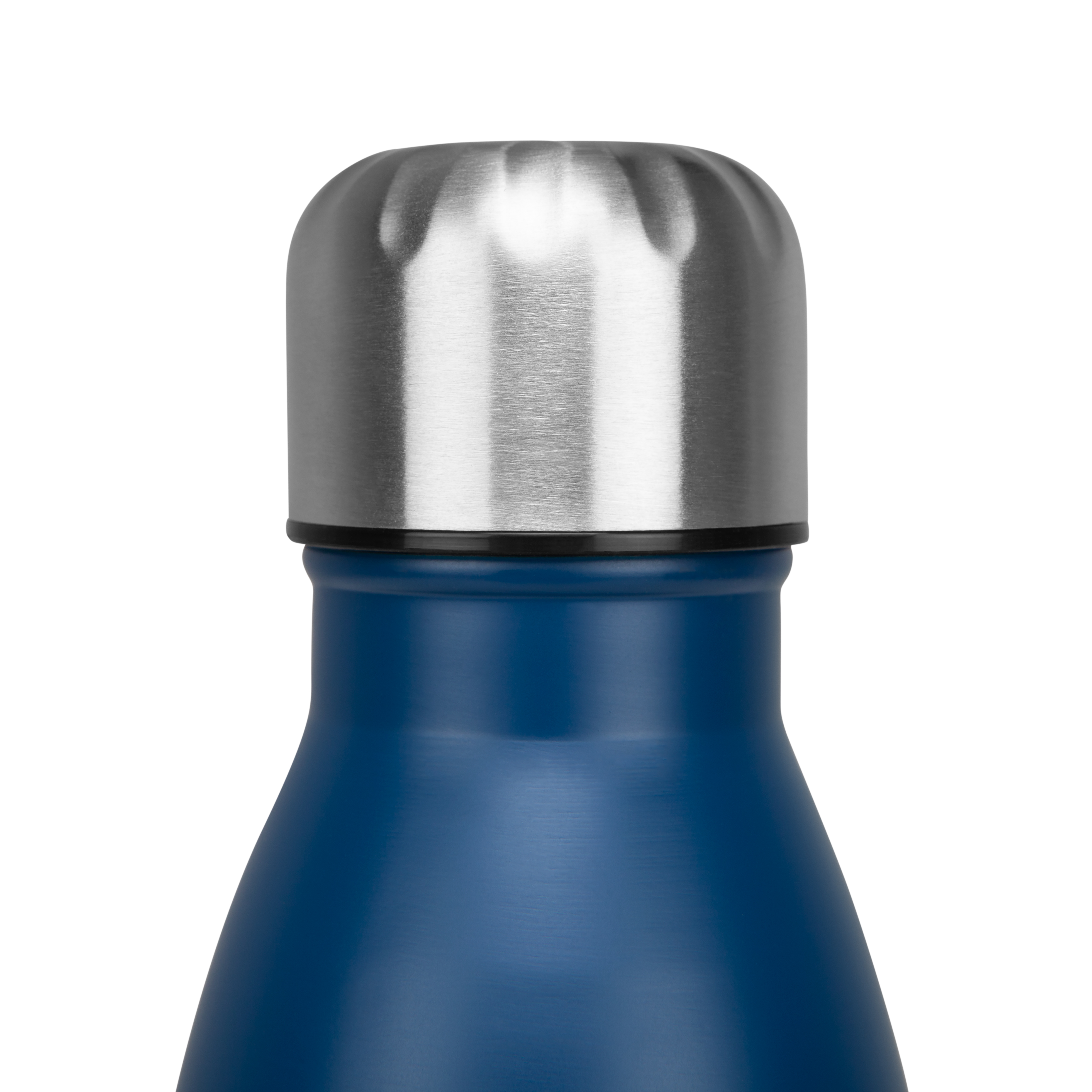 Primer plano de una botella de agua azul con tapa plateada, aislada sobre fondo blanco.